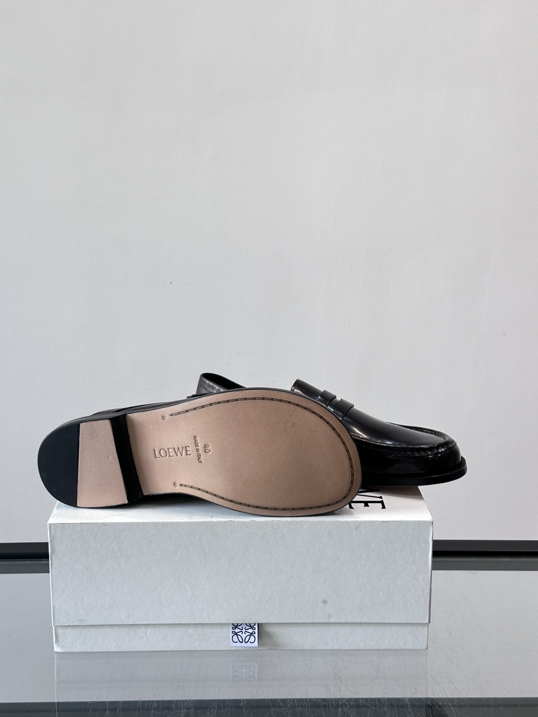 👞Loewe 乐福鞋采用牛皮革，莫卡辛鞋头+无衬里设计，简约又高级✨。，日常通勤或休闲都很舒适。侧面有L