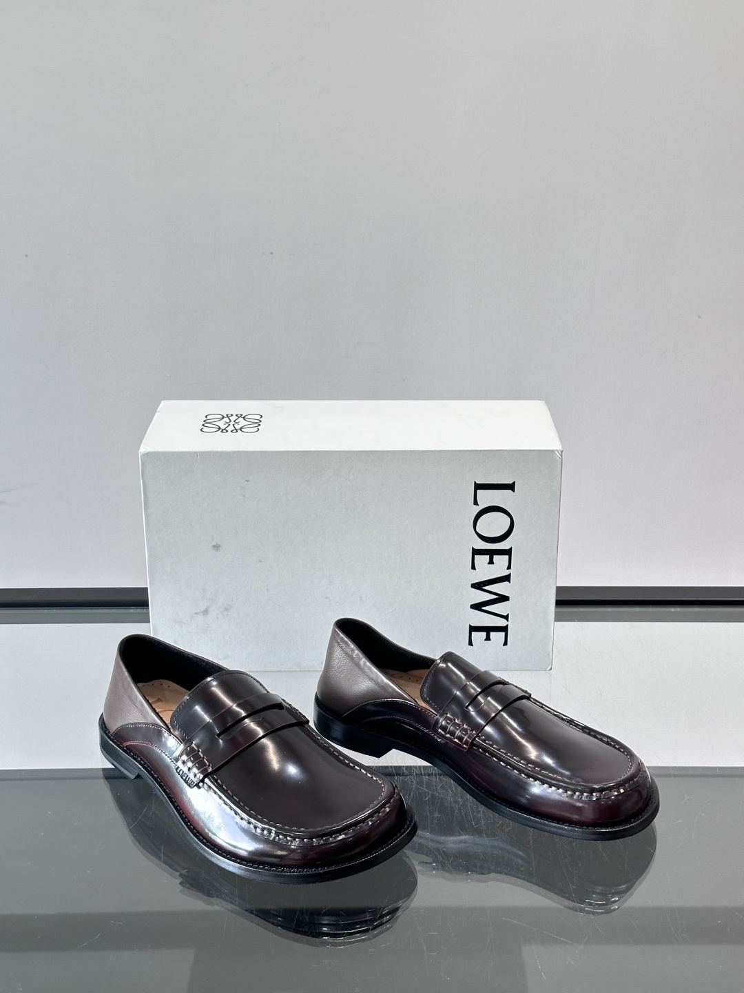 👞Loewe 乐福鞋采用牛皮革，莫卡辛鞋头+无衬里设计，简约又高级✨。，日常通勤或休闲都很舒适。侧面有L