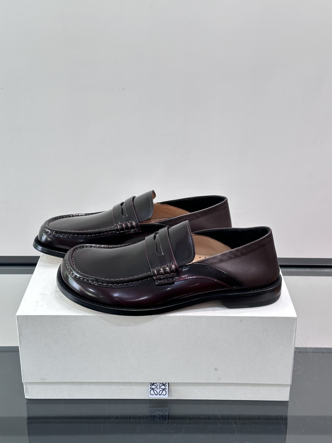 👞Loewe 乐福鞋采用牛皮革，莫卡辛鞋头+无衬里设计，简约又高级✨。，日常通勤或休闲都很舒适。侧面有L