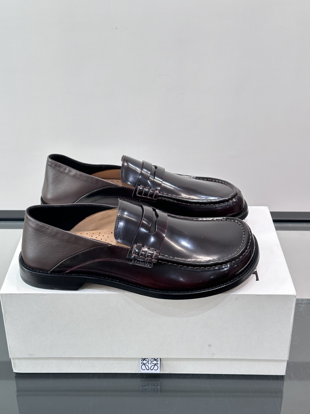 👞Loewe 乐福鞋采用牛皮革，莫卡辛鞋头+无衬里设计，简约又高级✨。，日常通勤或休闲都很舒适。侧面有L