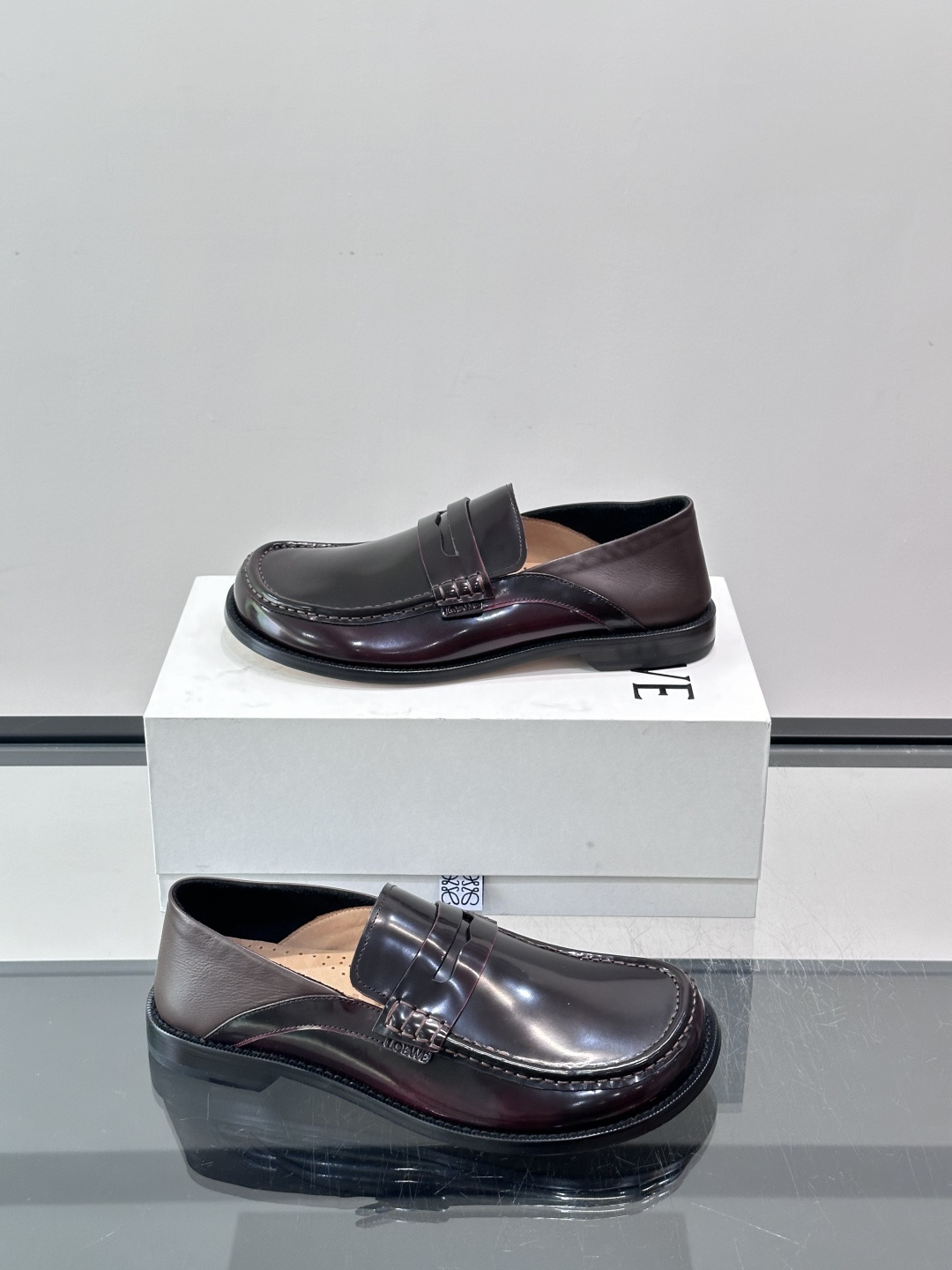 👞Loewe 乐福鞋采用牛皮革，莫卡辛鞋头+无衬里设计，简约又高级✨。，日常通勤或休闲都很舒适。侧面有L
