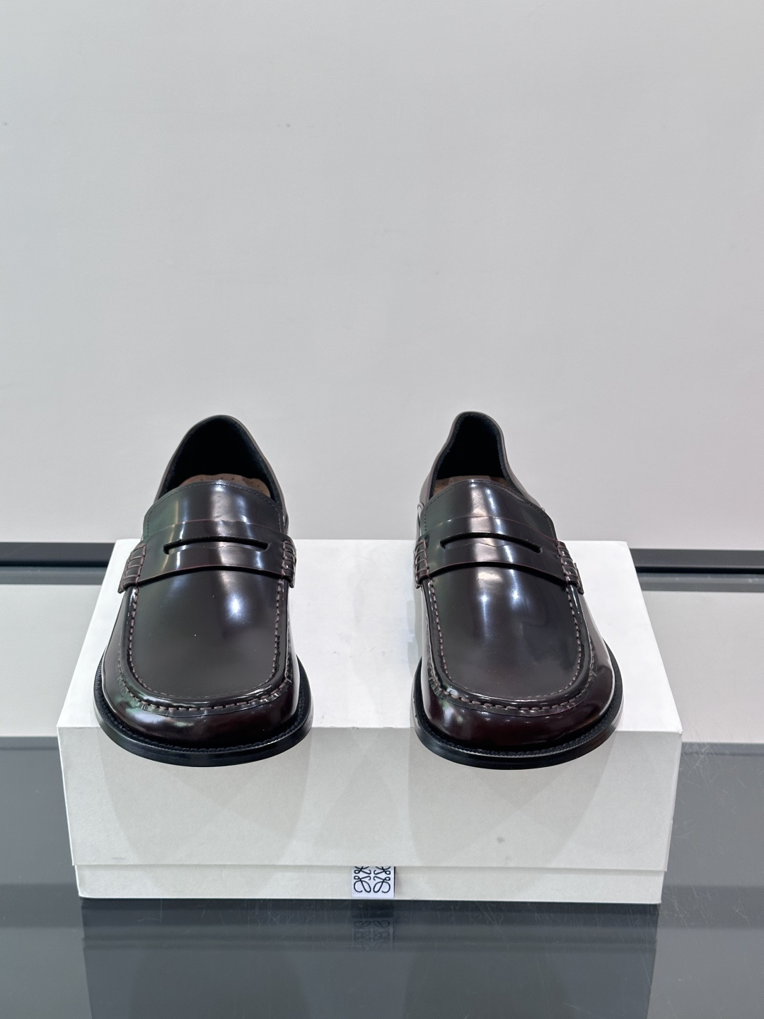 👞Loewe 乐福鞋采用牛皮革，莫卡辛鞋头+无衬里设计，简约又高级✨。，日常通勤或休闲都很舒适。侧面有L