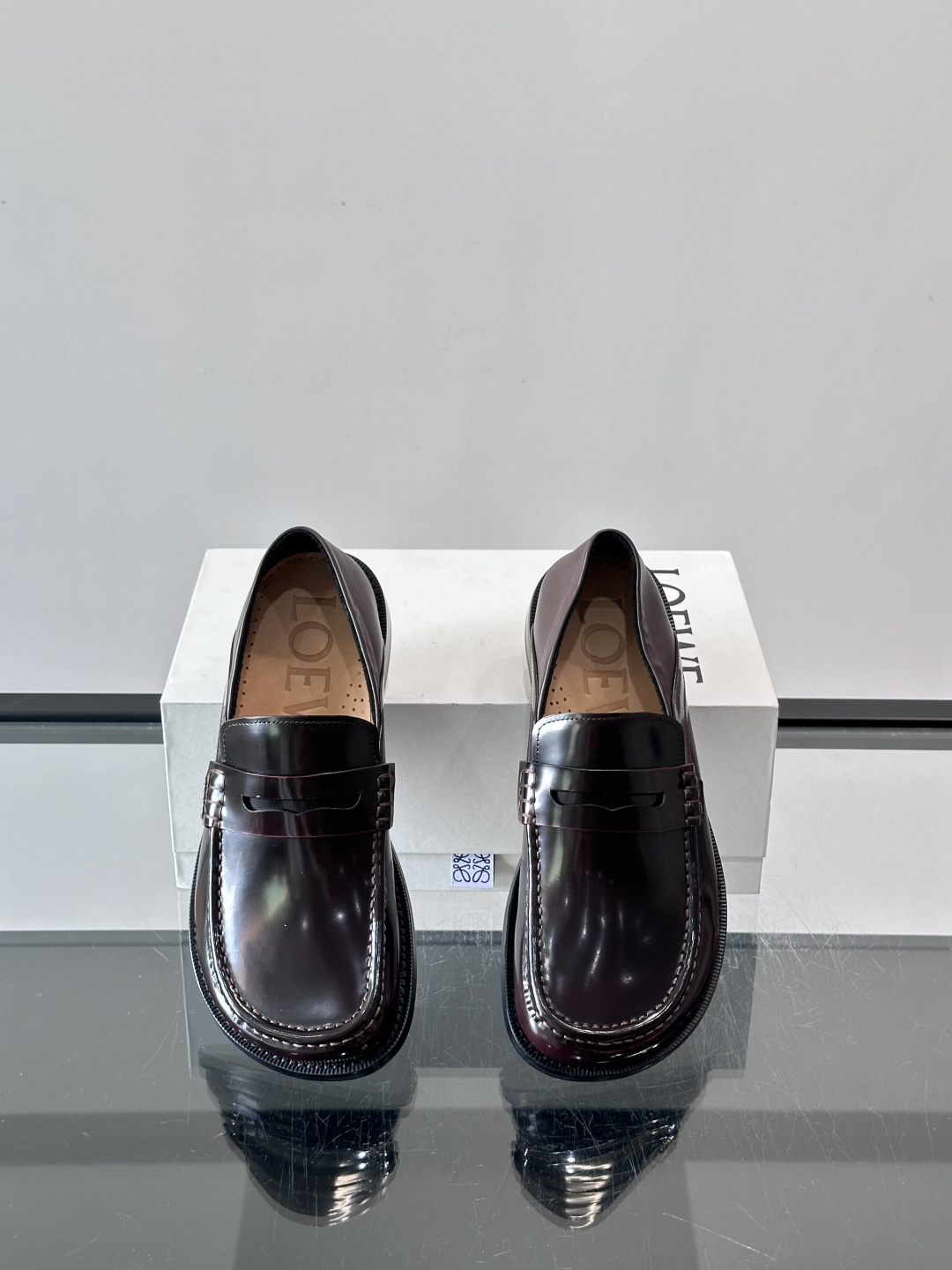 👞Loewe 乐福鞋采用牛皮革，莫卡辛鞋头+无衬里设计，简约又高级✨。，日常通勤或休闲都很舒适。侧面有L