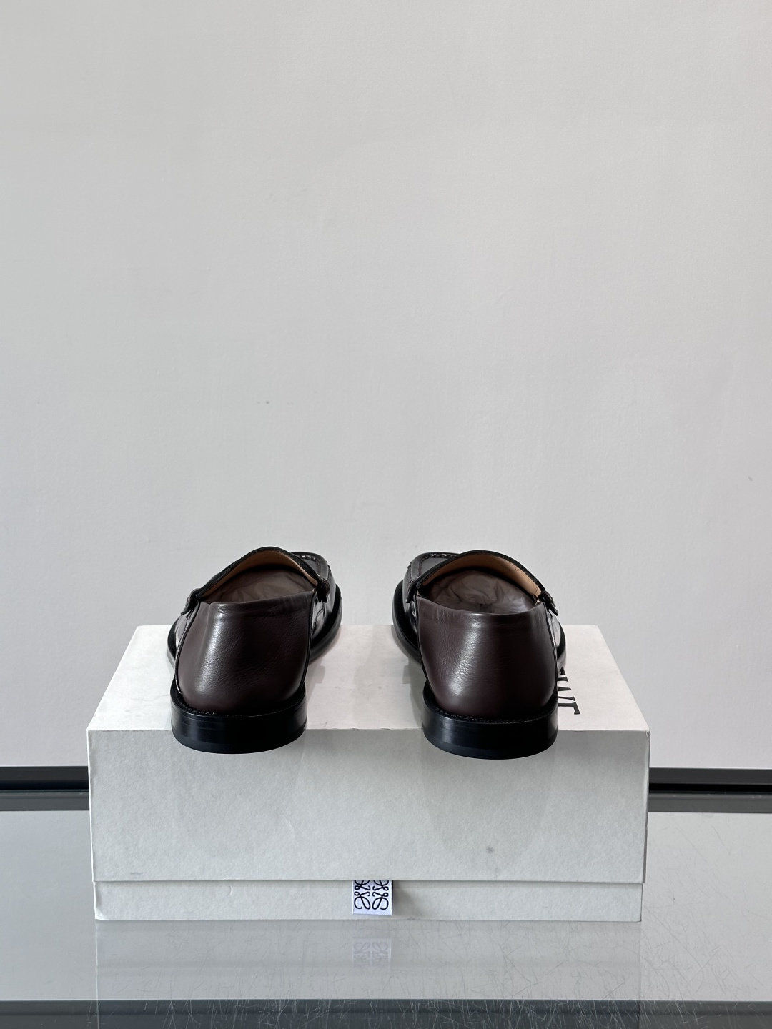 👞Loewe 乐福鞋采用牛皮革，莫卡辛鞋头+无衬里设计，简约又高级✨。，日常通勤或休闲都很舒适。侧面有L