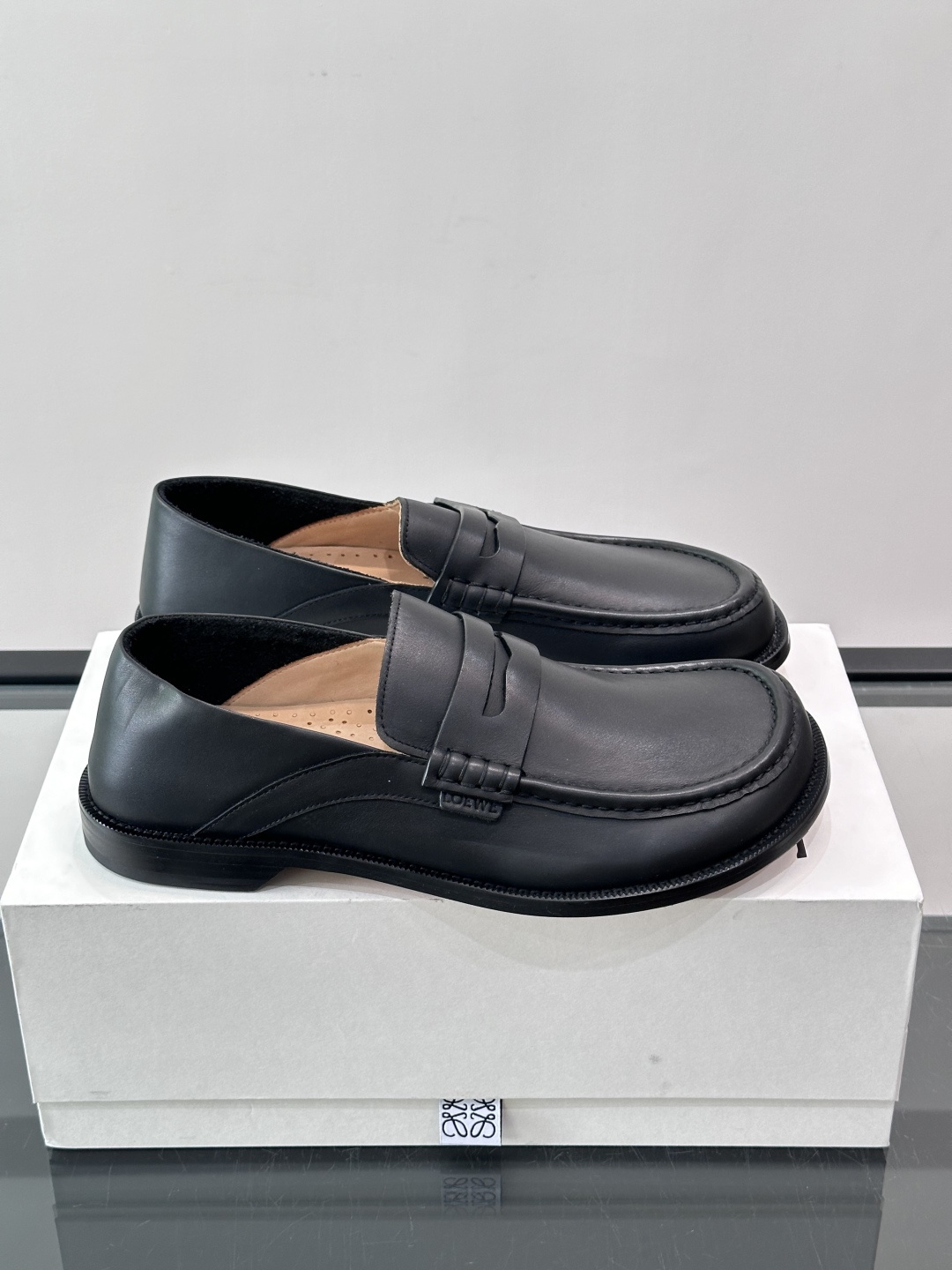 👞Loewe 乐福鞋采用牛皮革，莫卡辛鞋头+无衬里设计，简约又高级✨。，日常通勤或休闲都很舒适。侧面有L