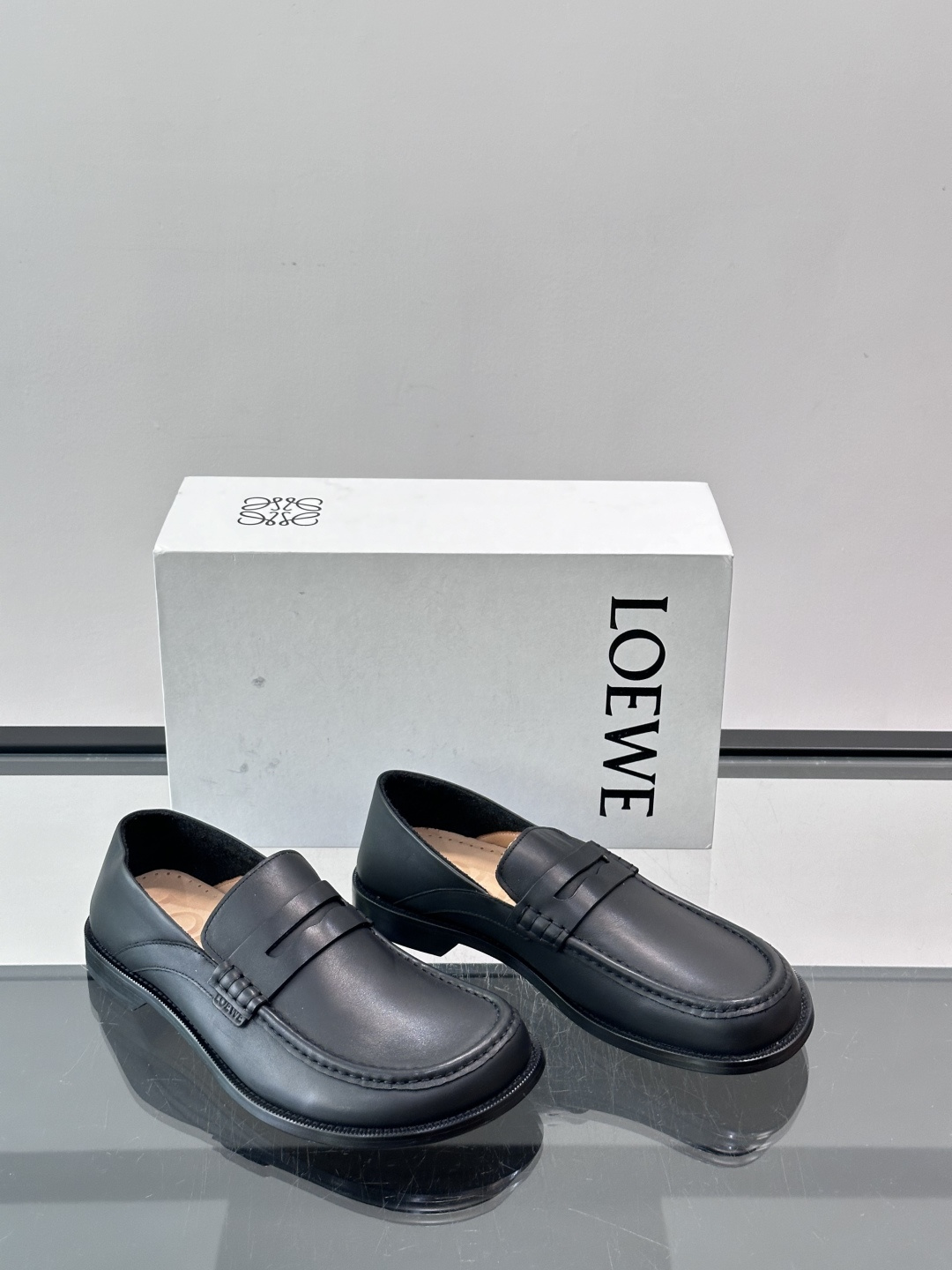 👞Loewe 乐福鞋采用牛皮革，莫卡辛鞋头+无衬里设计，简约又高级✨。，日常通勤或休闲都很舒适。侧面有L