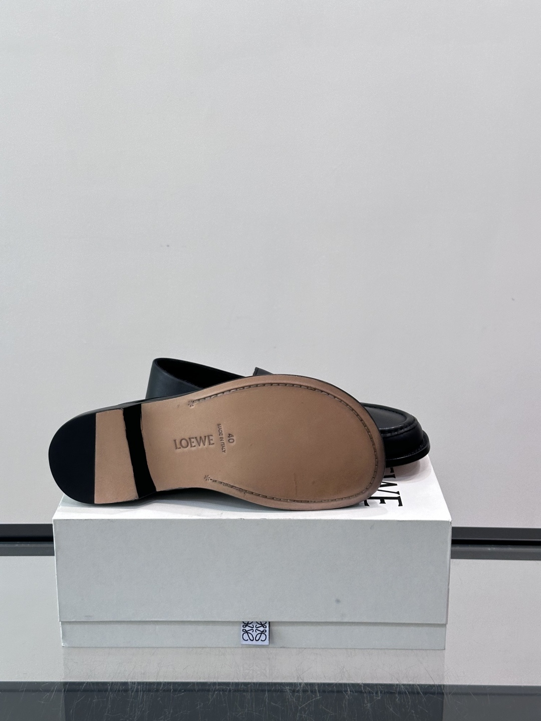 👞Loewe 乐福鞋采用牛皮革，莫卡辛鞋头+无衬里设计，简约又高级✨。，日常通勤或休闲都很舒适。侧面有L