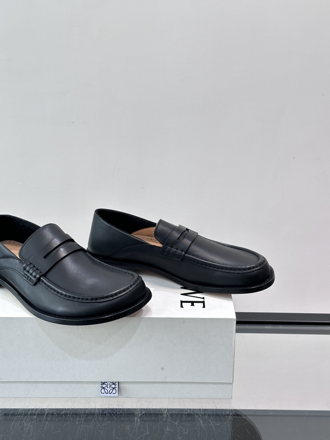 👞Loewe 乐福鞋采用牛皮革，莫卡辛鞋头+无衬里设计，简约又高级✨。，日常通勤或休闲都很舒适。侧面有L