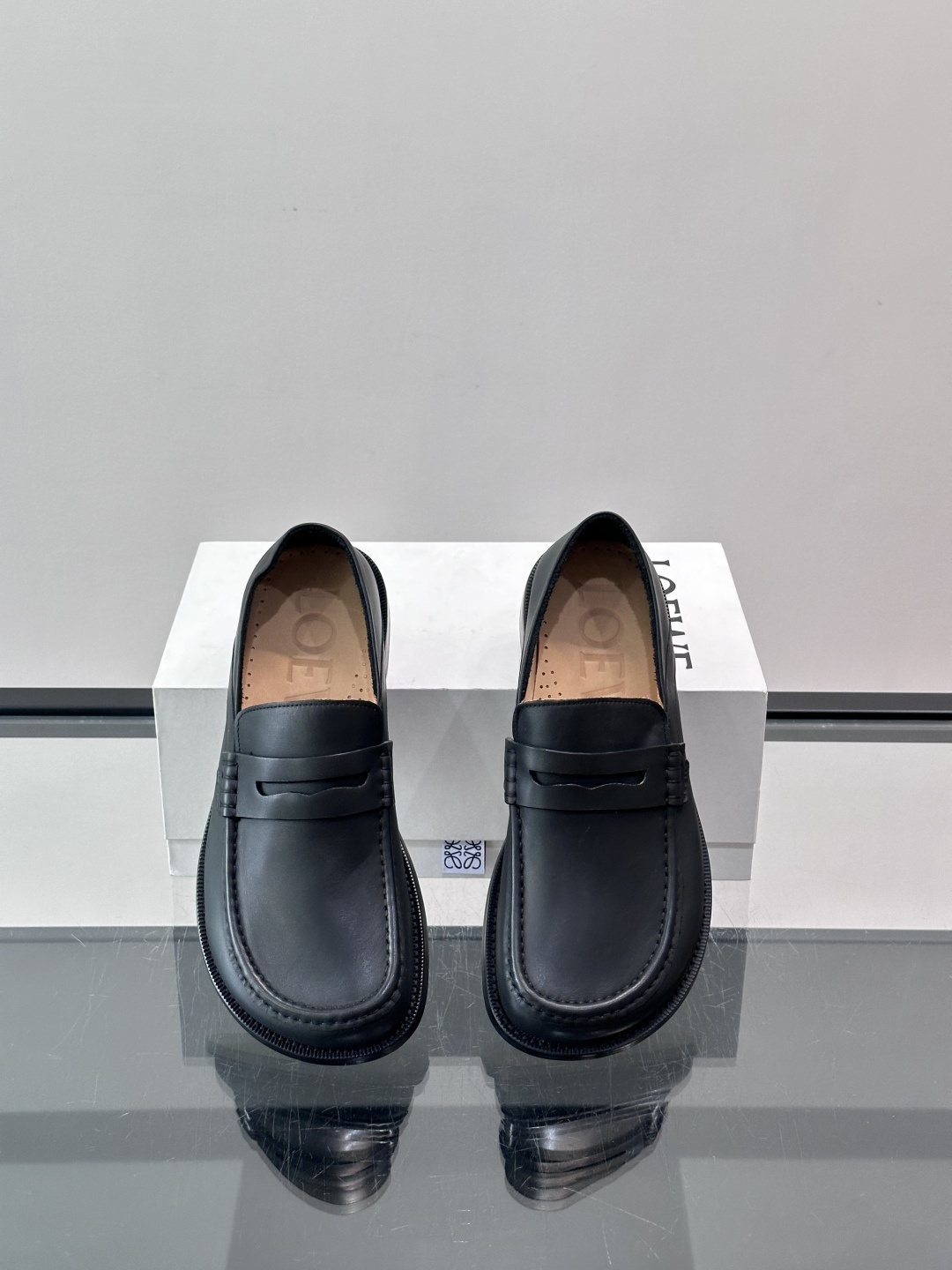👞Loewe 乐福鞋采用牛皮革，莫卡辛鞋头+无衬里设计，简约又高级✨。，日常通勤或休闲都很舒适。侧面有L