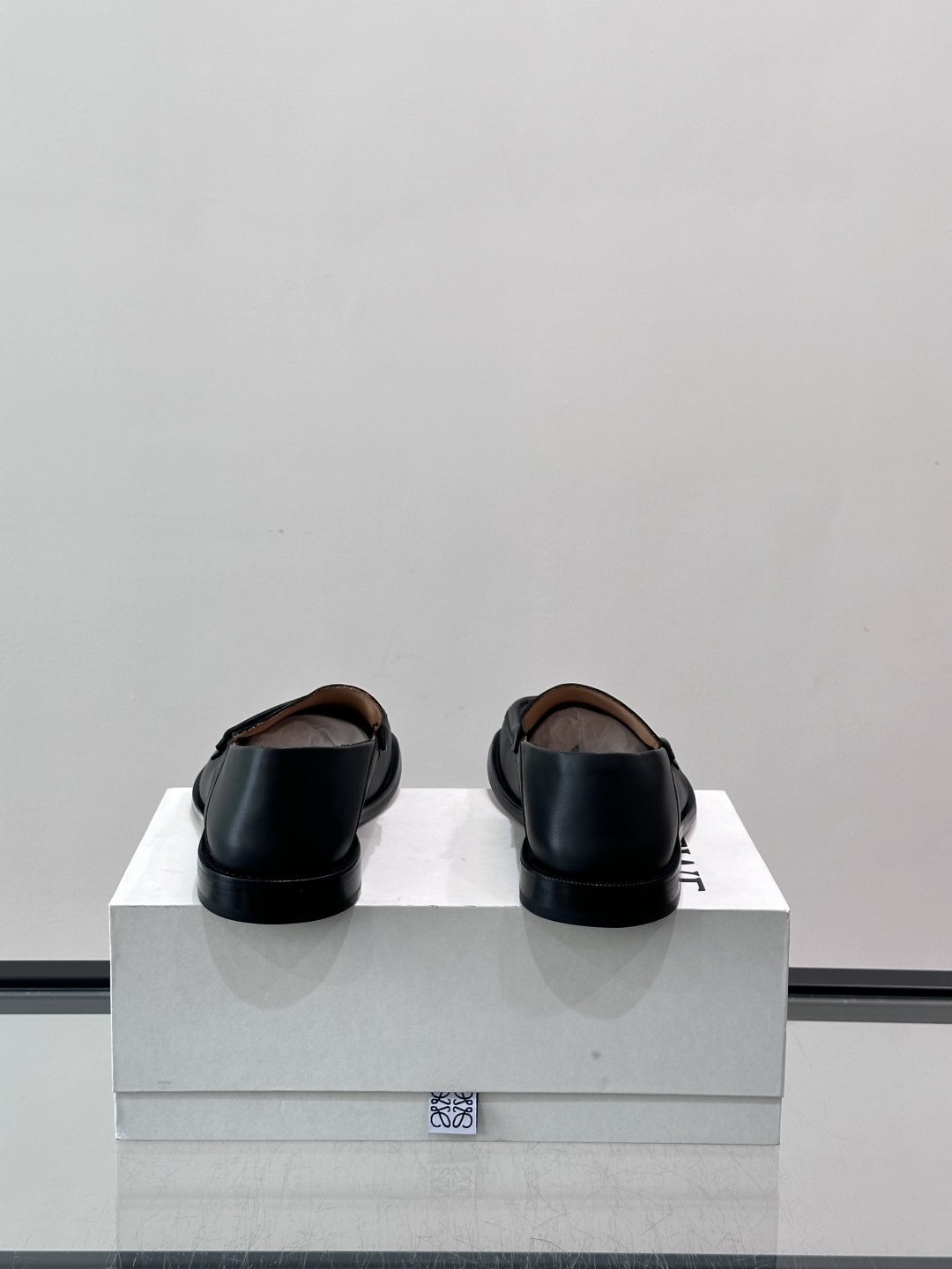 👞Loewe 乐福鞋采用牛皮革，莫卡辛鞋头+无衬里设计，简约又高级✨。，日常通勤或休闲都很舒适。侧面有L