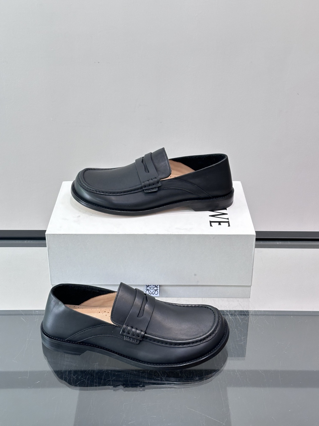 👞Loewe 乐福鞋采用牛皮革，莫卡辛鞋头+无衬里设计，简约又高级✨。，日常通勤或休闲都很舒适。侧面有L