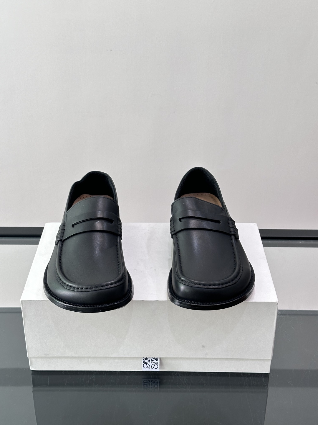 👞Loewe 乐福鞋采用牛皮革，莫卡辛鞋头+无衬里设计，简约又高级✨。，日常通勤或休闲都很舒适。侧面有L