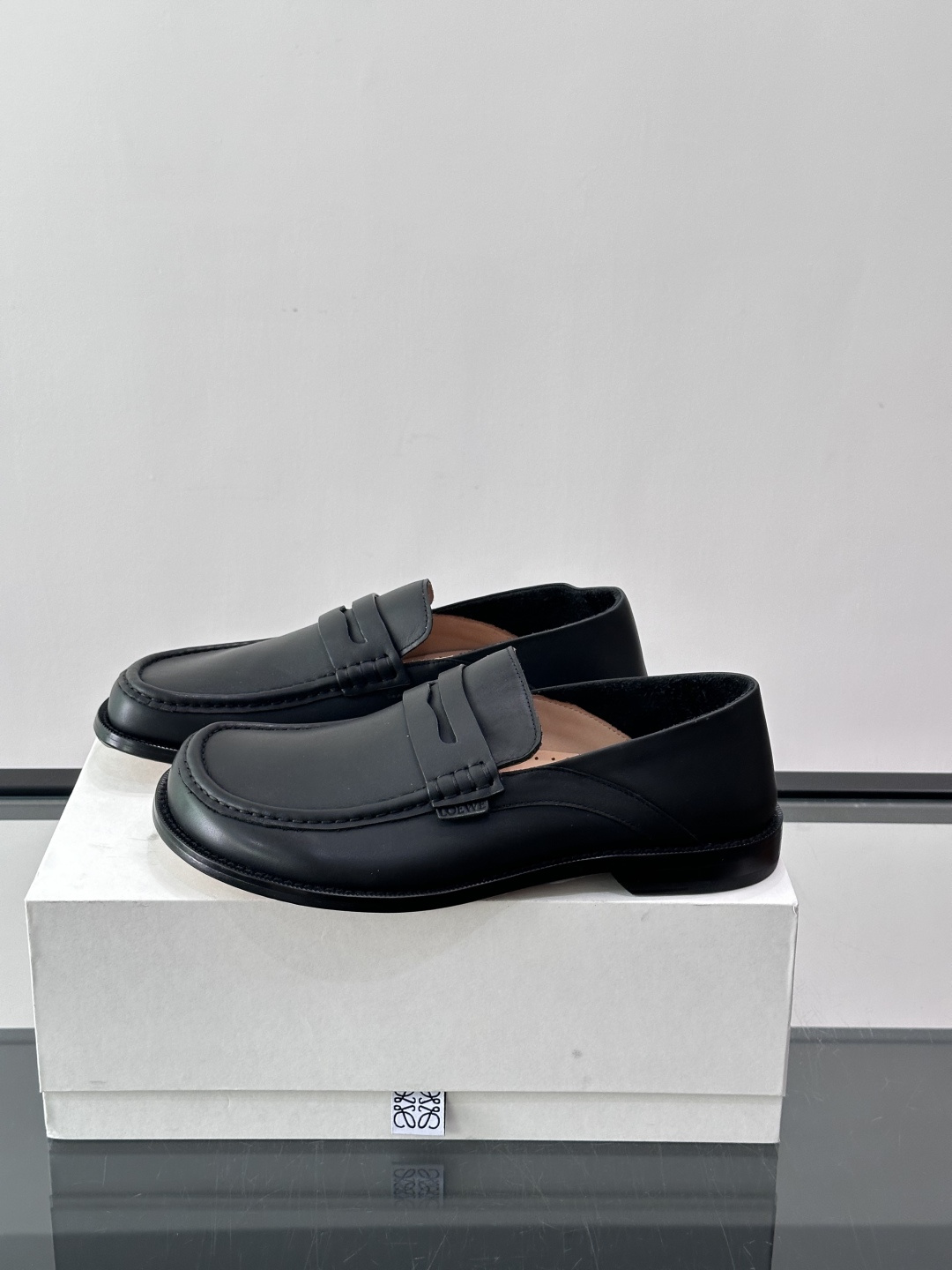 👞Loewe 乐福鞋采用牛皮革，莫卡辛鞋头+无衬里设计，简约又高级✨。，日常通勤或休闲都很舒适。侧面有L
