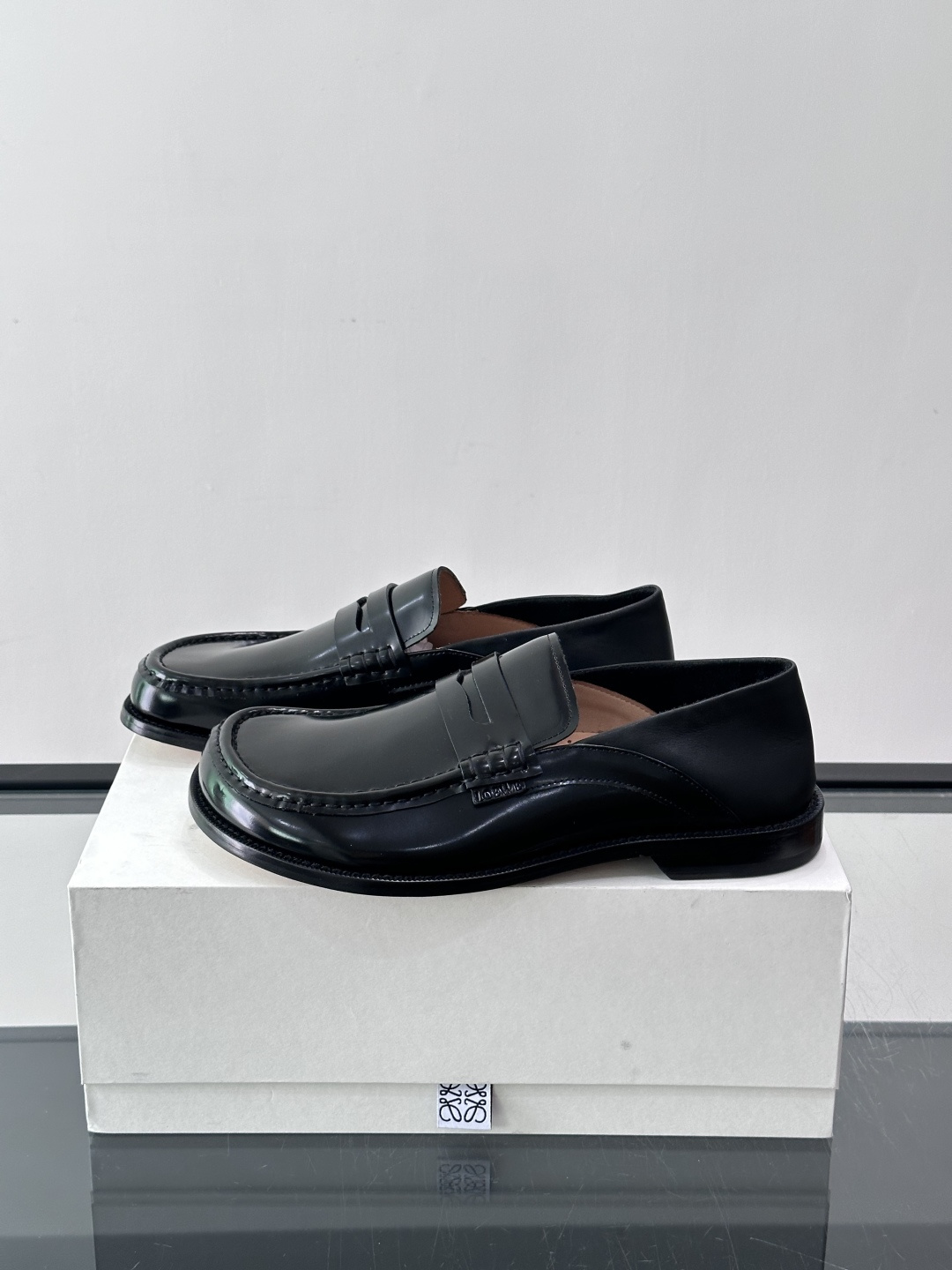 👞Loewe 乐福鞋采用牛皮革，莫卡辛鞋头+无衬里设计，简约又高级✨。，日常通勤或休闲都很舒适。侧面有L