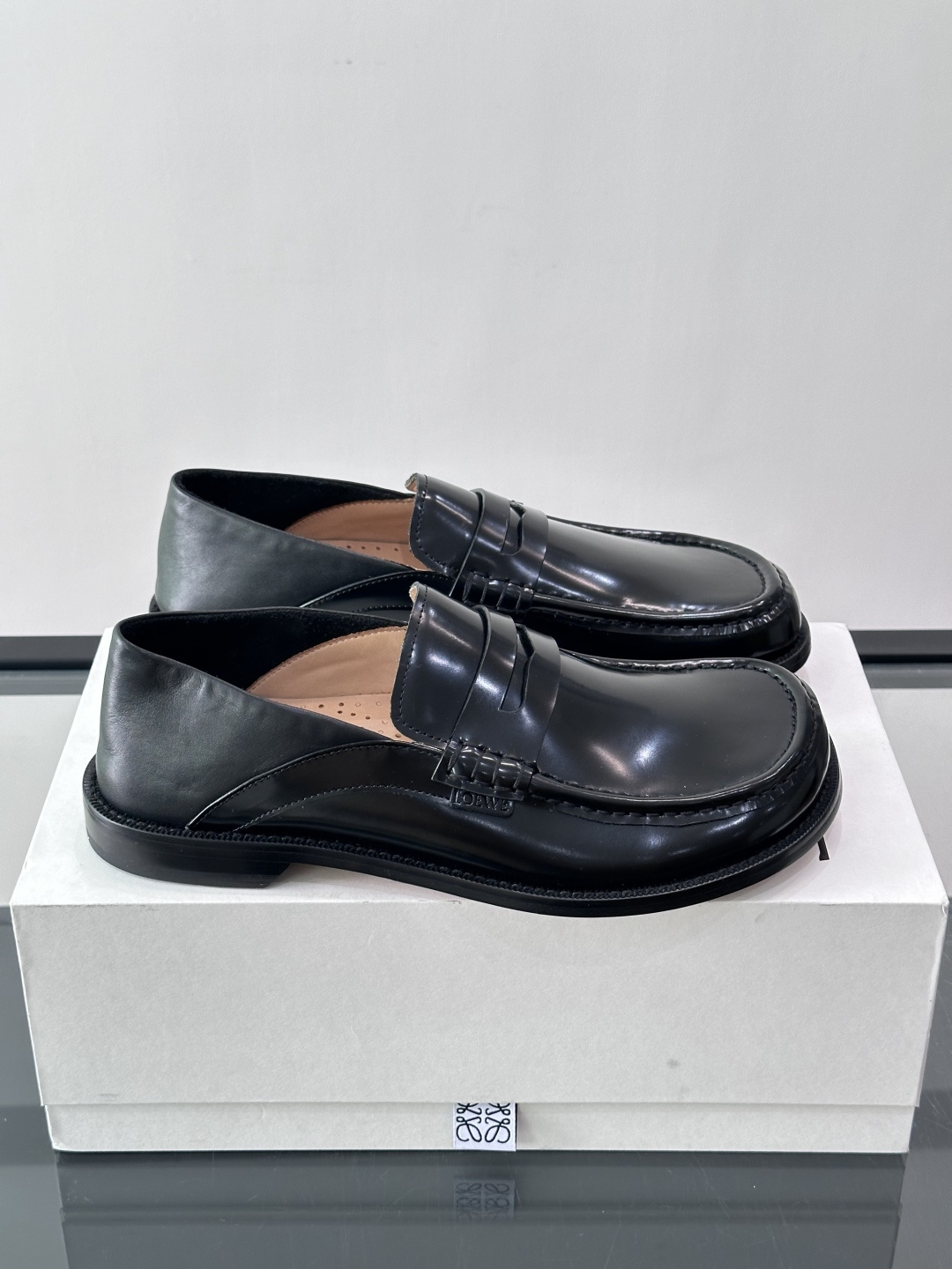 👞Loewe 乐福鞋采用牛皮革，莫卡辛鞋头+无衬里设计，简约又高级✨。，日常通勤或休闲都很舒适。侧面有L