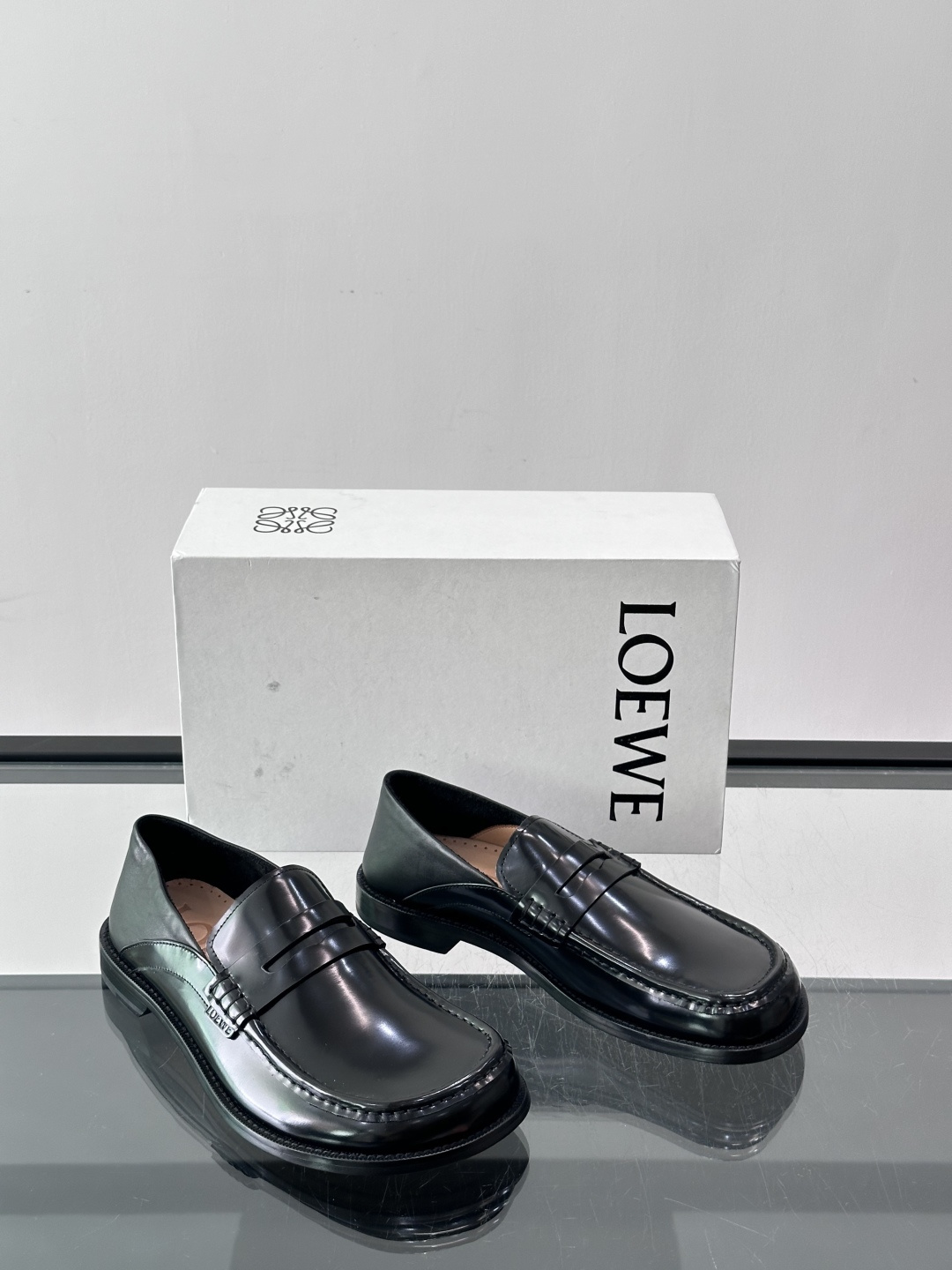 👞Loewe 乐福鞋采用牛皮革，莫卡辛鞋头+无衬里设计，简约又高级✨。，日常通勤或休闲都很舒适。侧面有L