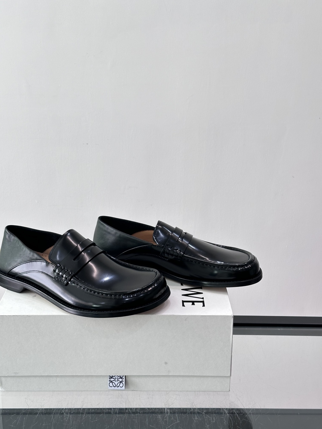 👞Loewe 乐福鞋采用牛皮革，莫卡辛鞋头+无衬里设计，简约又高级✨。，日常通勤或休闲都很舒适。侧面有L