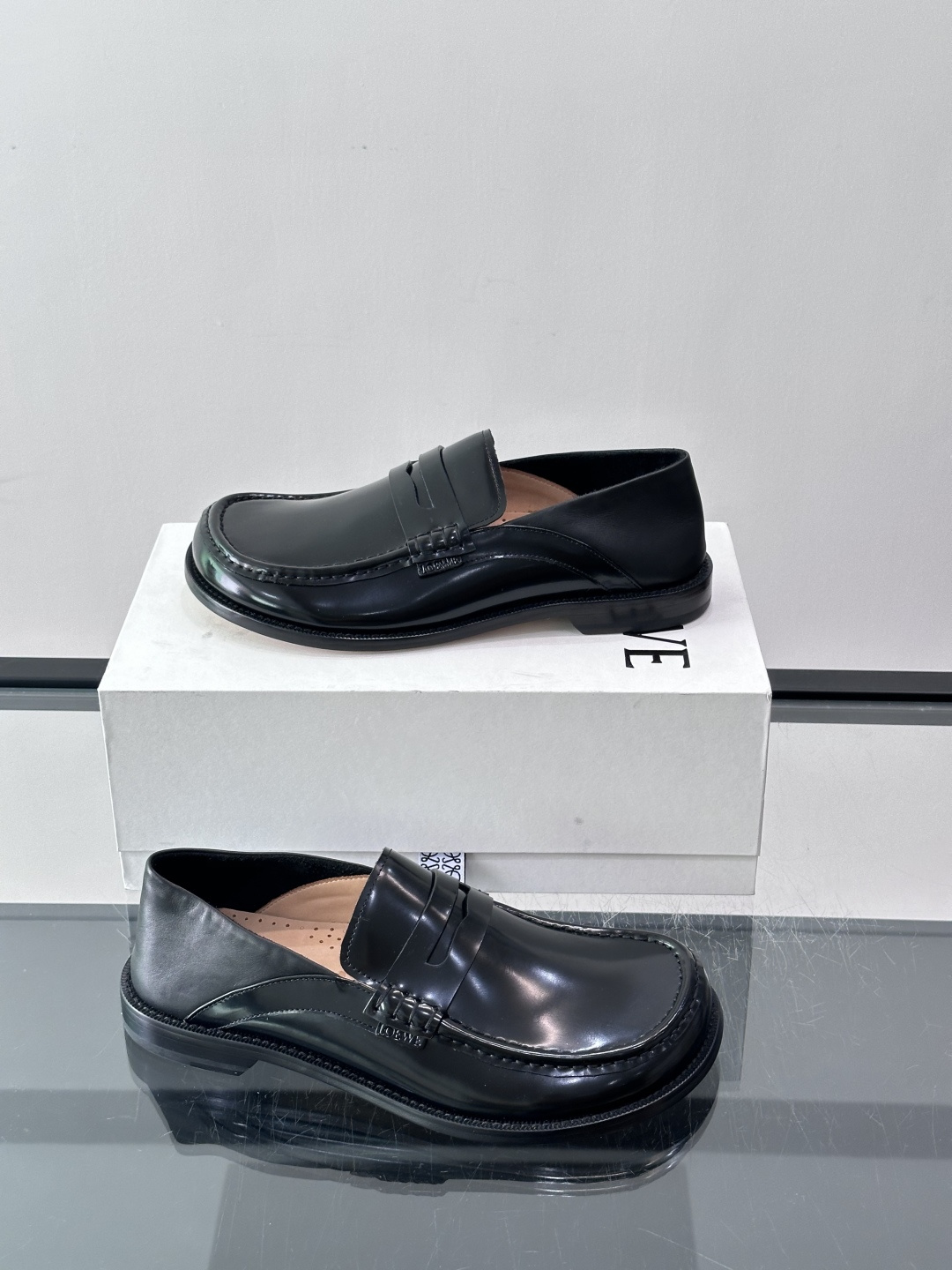 👞Loewe 乐福鞋采用牛皮革，莫卡辛鞋头+无衬里设计，简约又高级✨。，日常通勤或休闲都很舒适。侧面有L