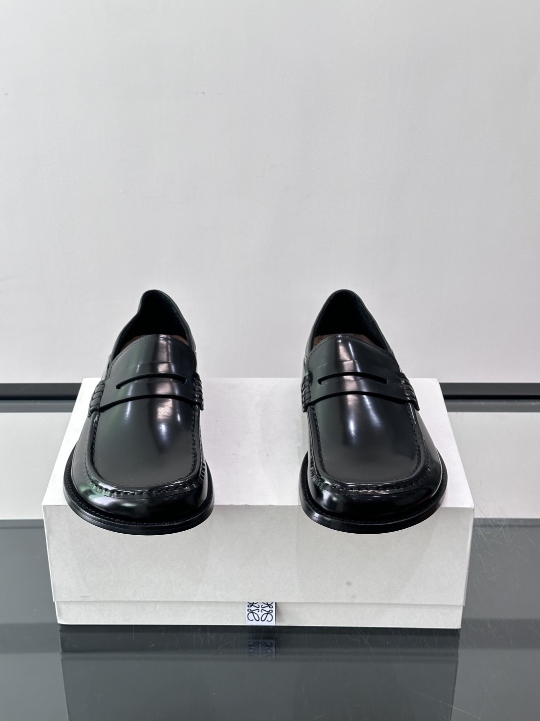 👞Loewe 乐福鞋采用牛皮革，莫卡辛鞋头+无衬里设计，简约又高级✨。，日常通勤或休闲都很舒适。侧面有L