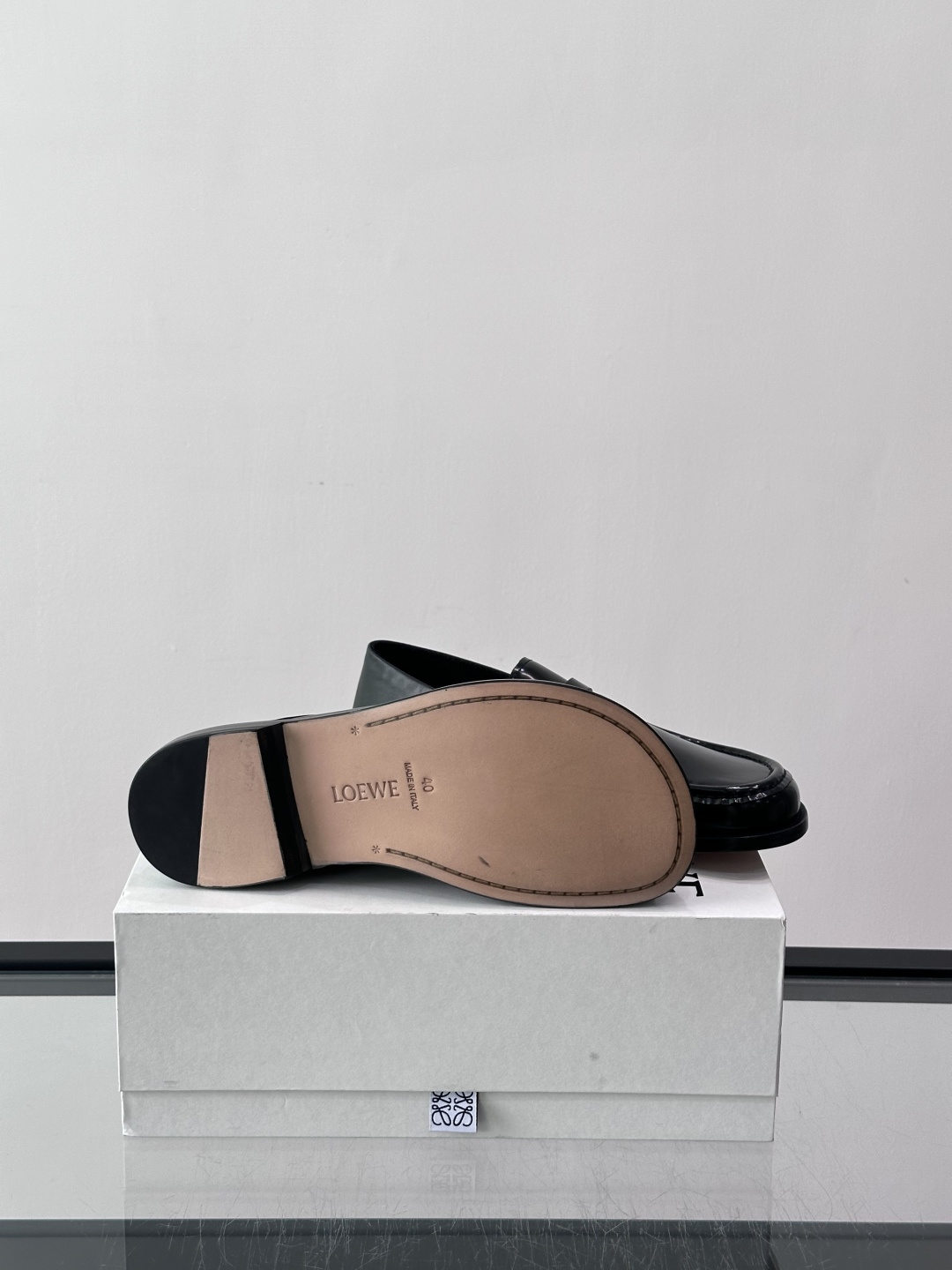 👞Loewe 乐福鞋采用牛皮革，莫卡辛鞋头+无衬里设计，简约又高级✨。，日常通勤或休闲都很舒适。侧面有L
