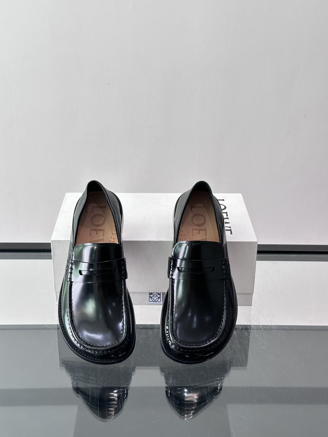 👞Loewe 乐福鞋采用牛皮革，莫卡辛鞋头+无衬里设计，简约又高级✨。，日常通勤或休闲都很舒适。侧面有L