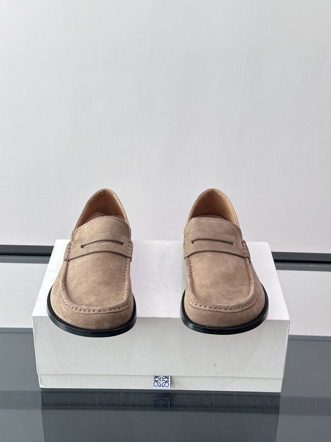 👞Loewe 乐福鞋采用牛皮革，莫卡辛鞋头+无衬里设计，简约又高级✨。，日常通勤或休闲都很舒适。侧面有L