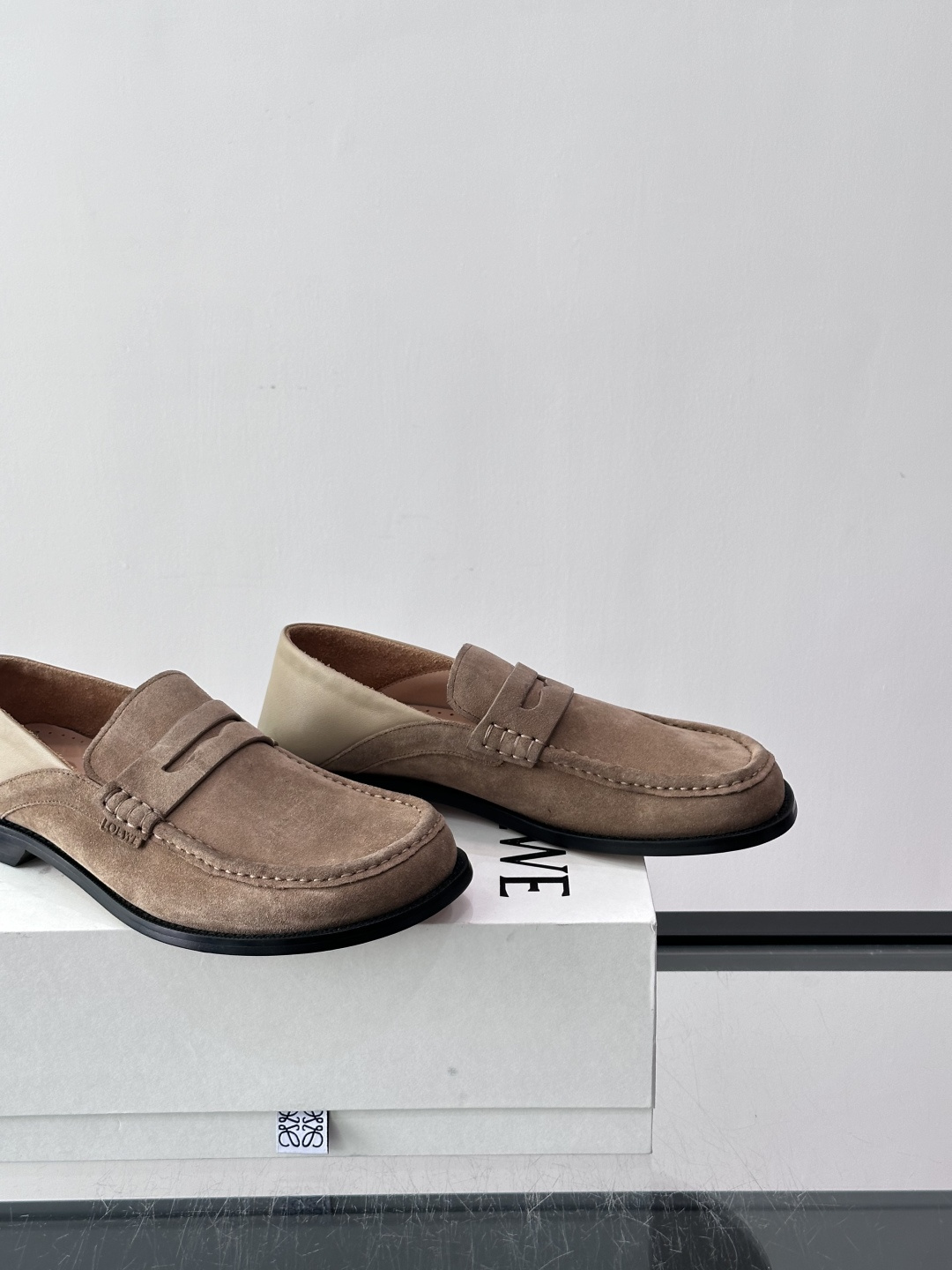 👞Loewe 乐福鞋采用牛皮革，莫卡辛鞋头+无衬里设计，简约又高级✨。，日常通勤或休闲都很舒适。侧面有L