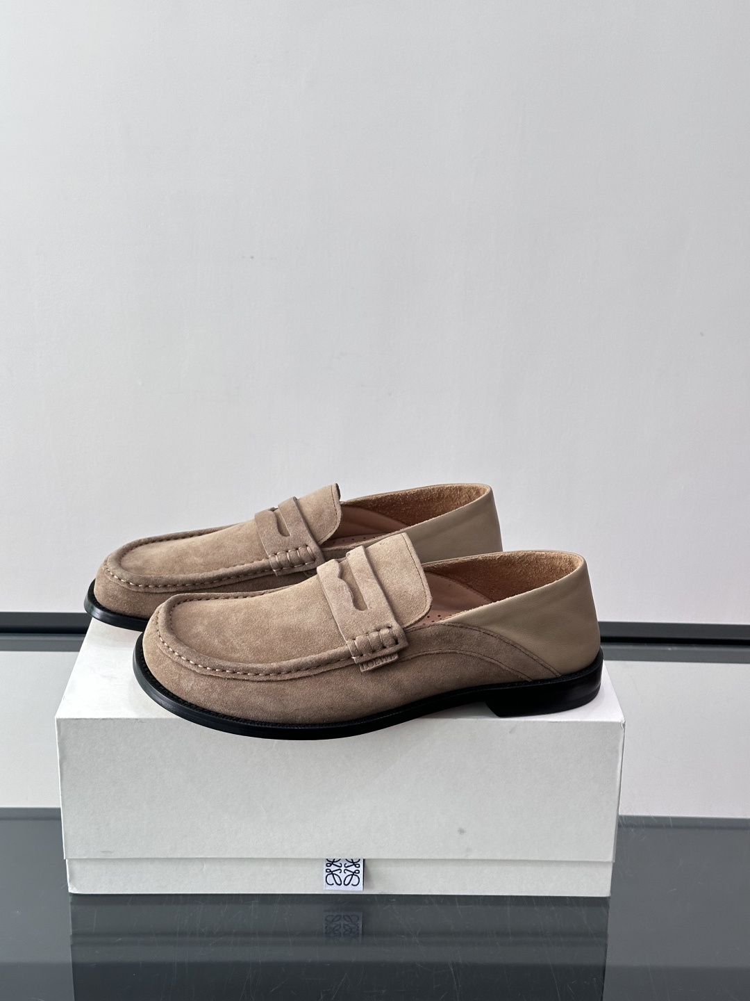 👞Loewe 乐福鞋采用牛皮革，莫卡辛鞋头+无衬里设计，简约又高级✨。，日常通勤或休闲都很舒适。侧面有L