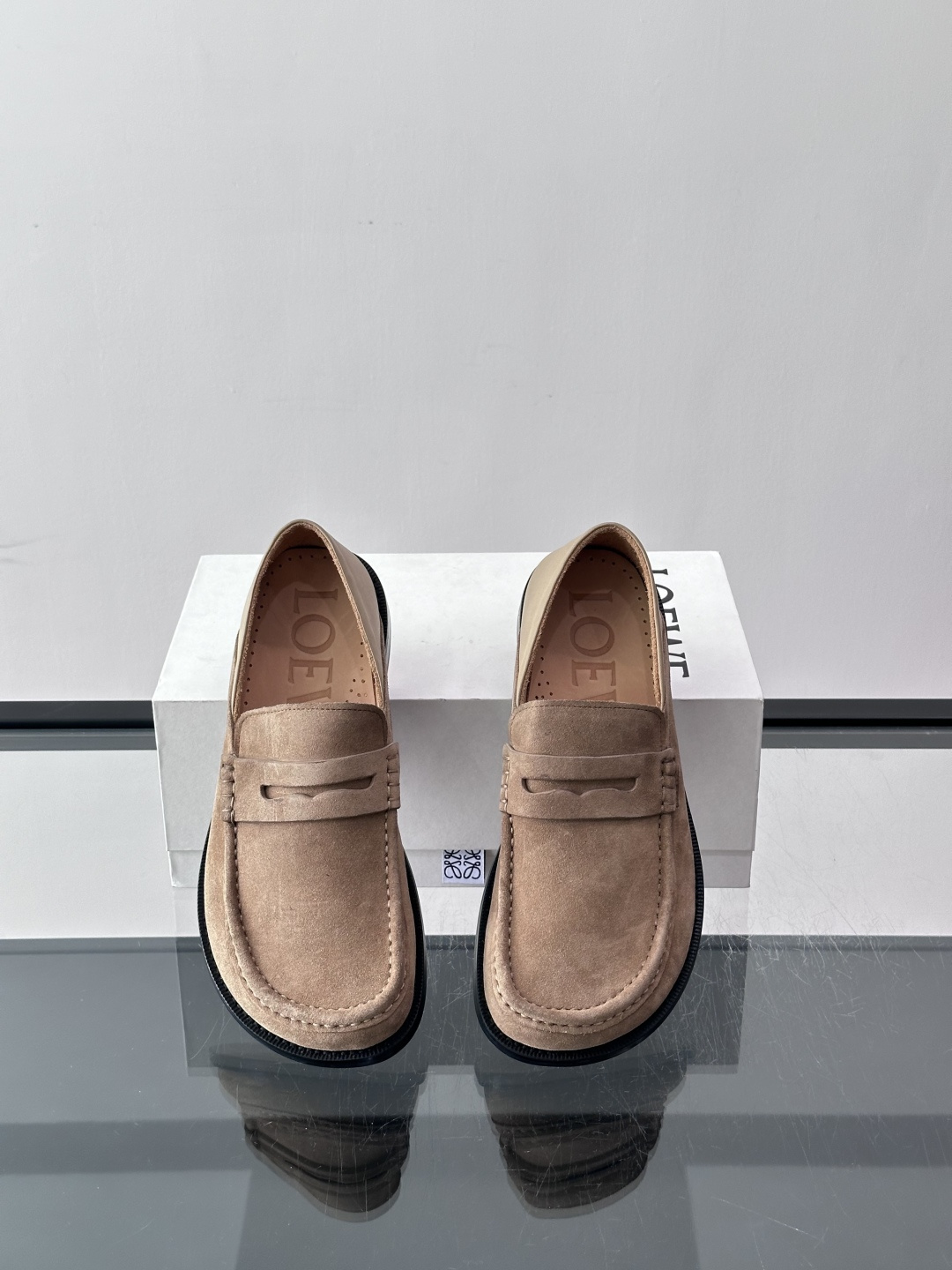 👞Loewe 乐福鞋采用牛皮革，莫卡辛鞋头+无衬里设计，简约又高级✨。，日常通勤或休闲都很舒适。侧面有L