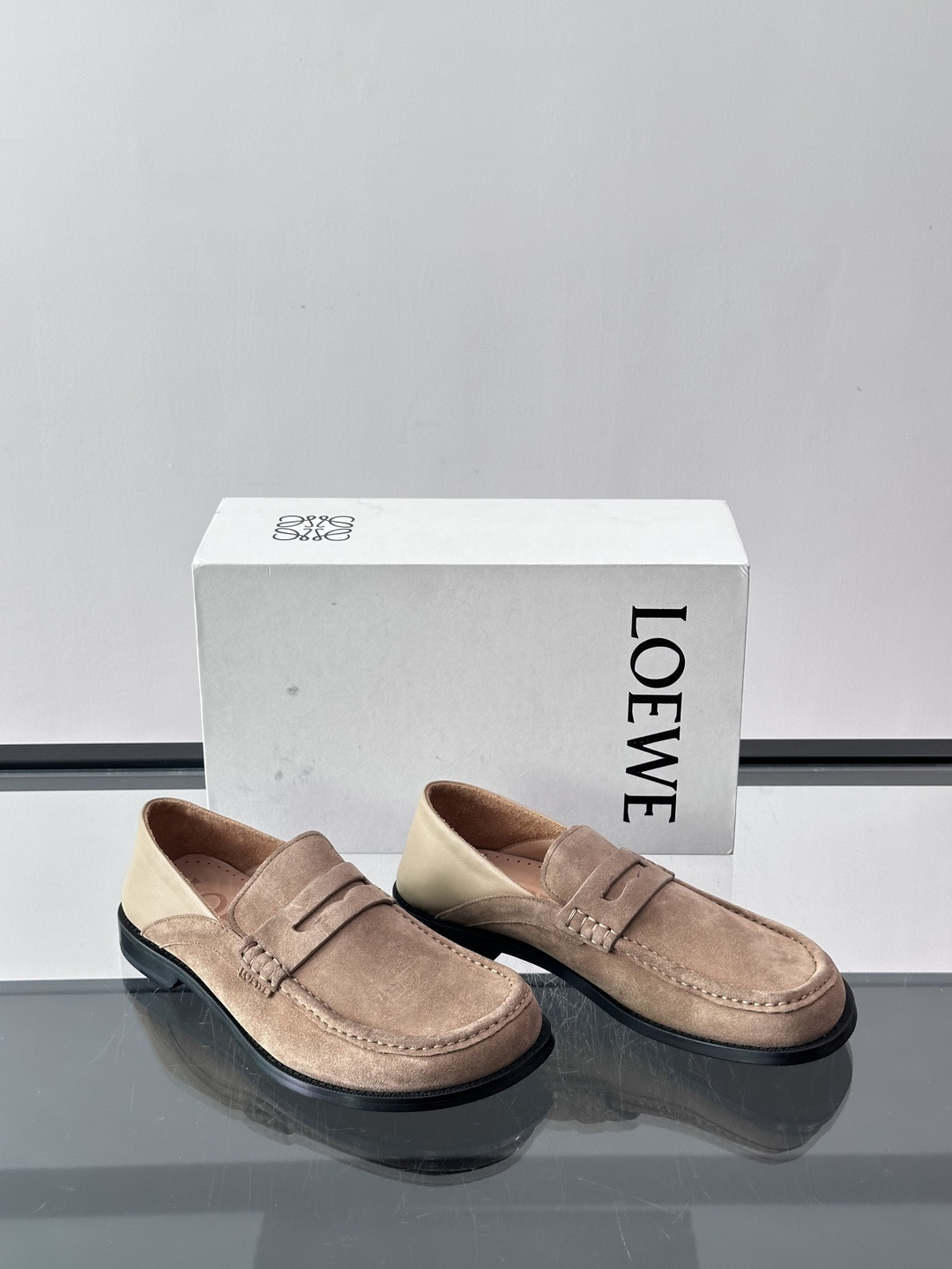 👞Loewe 乐福鞋采用牛皮革，莫卡辛鞋头+无衬里设计，简约又高级✨。，日常通勤或休闲都很舒适。侧面有L