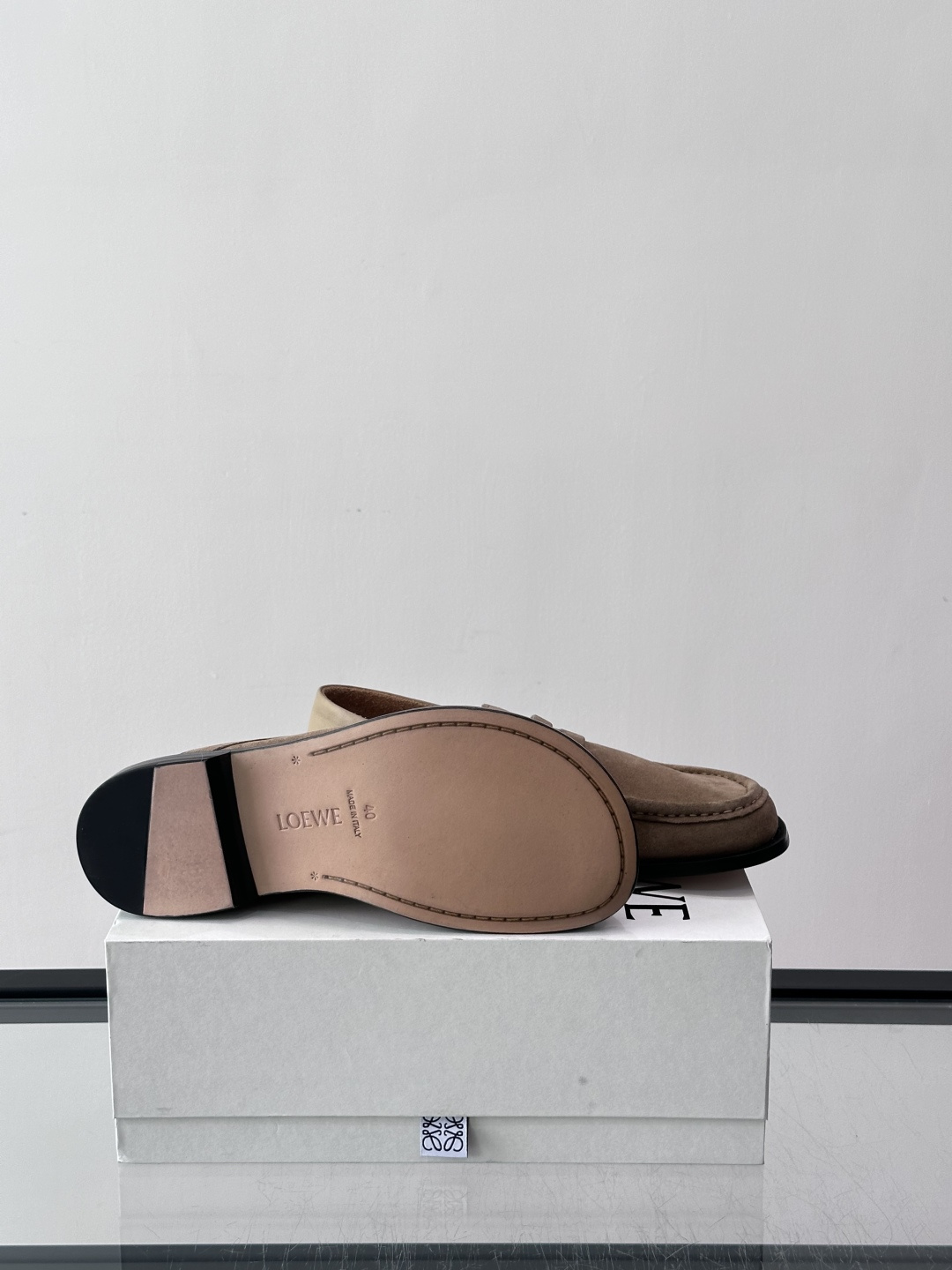 👞Loewe 乐福鞋采用牛皮革，莫卡辛鞋头+无衬里设计，简约又高级✨。，日常通勤或休闲都很舒适。侧面有L