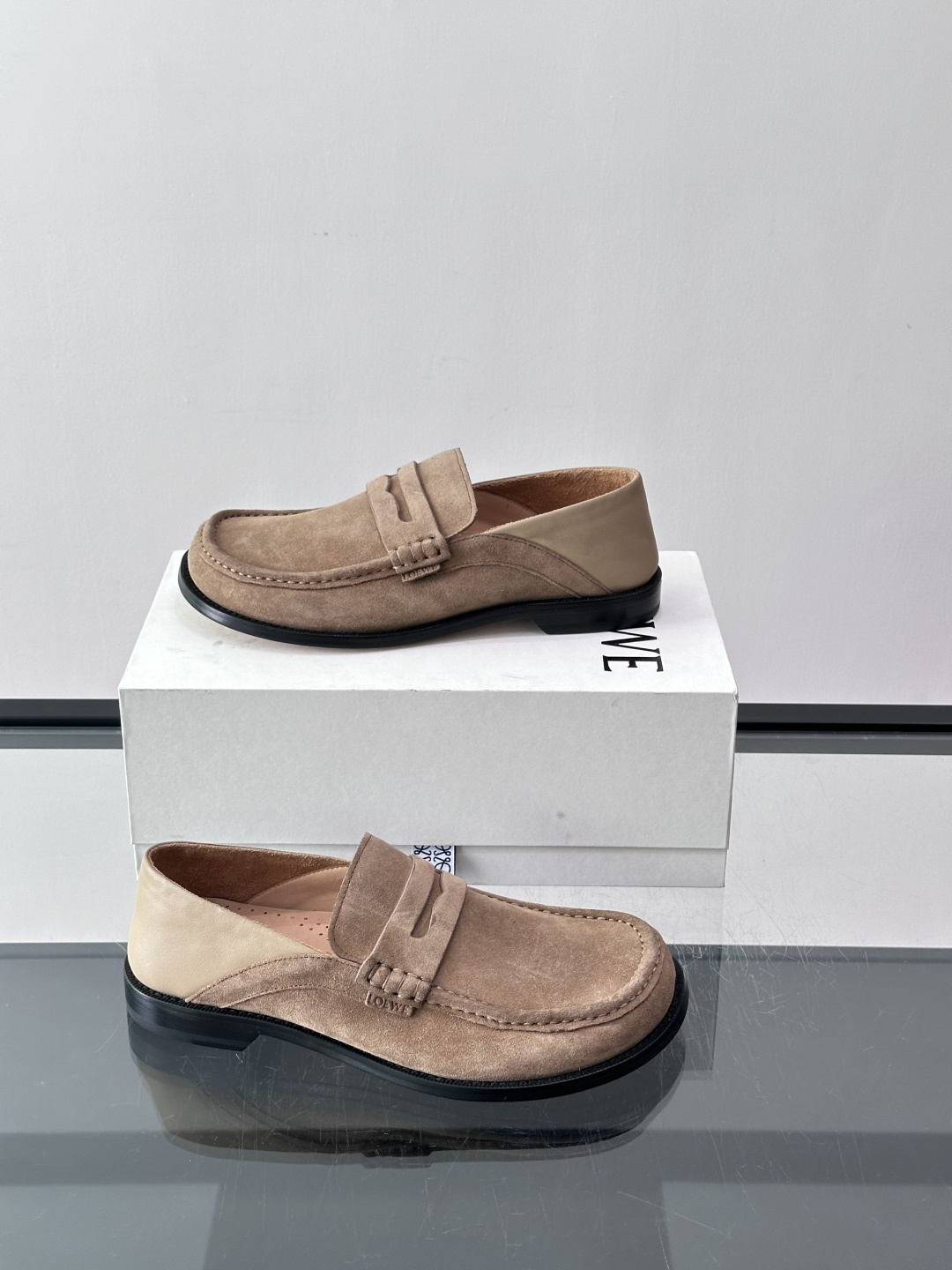 👞Loewe 乐福鞋采用牛皮革，莫卡辛鞋头+无衬里设计，简约又高级✨。，日常通勤或休闲都很舒适。侧面有L