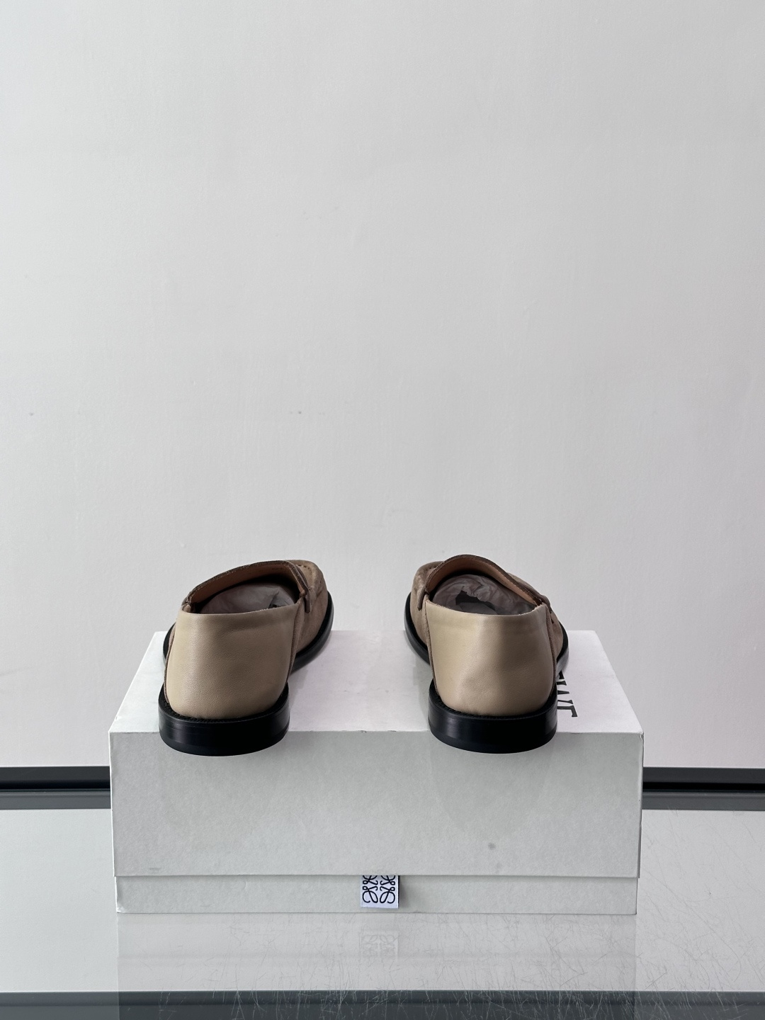 👞Loewe 乐福鞋采用牛皮革，莫卡辛鞋头+无衬里设计，简约又高级✨。，日常通勤或休闲都很舒适。侧面有L