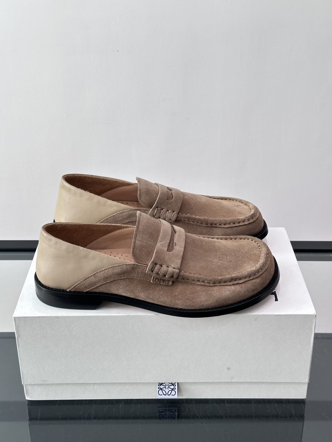 👞Loewe 乐福鞋采用牛皮革，莫卡辛鞋头+无衬里设计，简约又高级✨。，日常通勤或休闲都很舒适。侧面有L