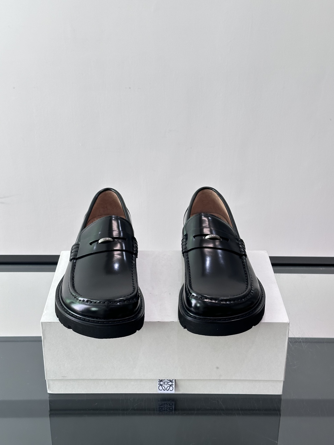 LOEWE男士厚底乐福鞋。采用头层牛皮，质感细腻耐用，厚底设计增高又舒适，长时间穿也不累✨。一脚蹬款式超