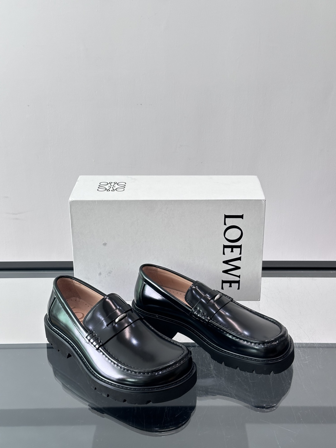 LOEWE男士厚底乐福鞋。采用头层牛皮，质感细腻耐用，厚底设计增高又舒适，长时间穿也不累✨。一脚蹬款式超