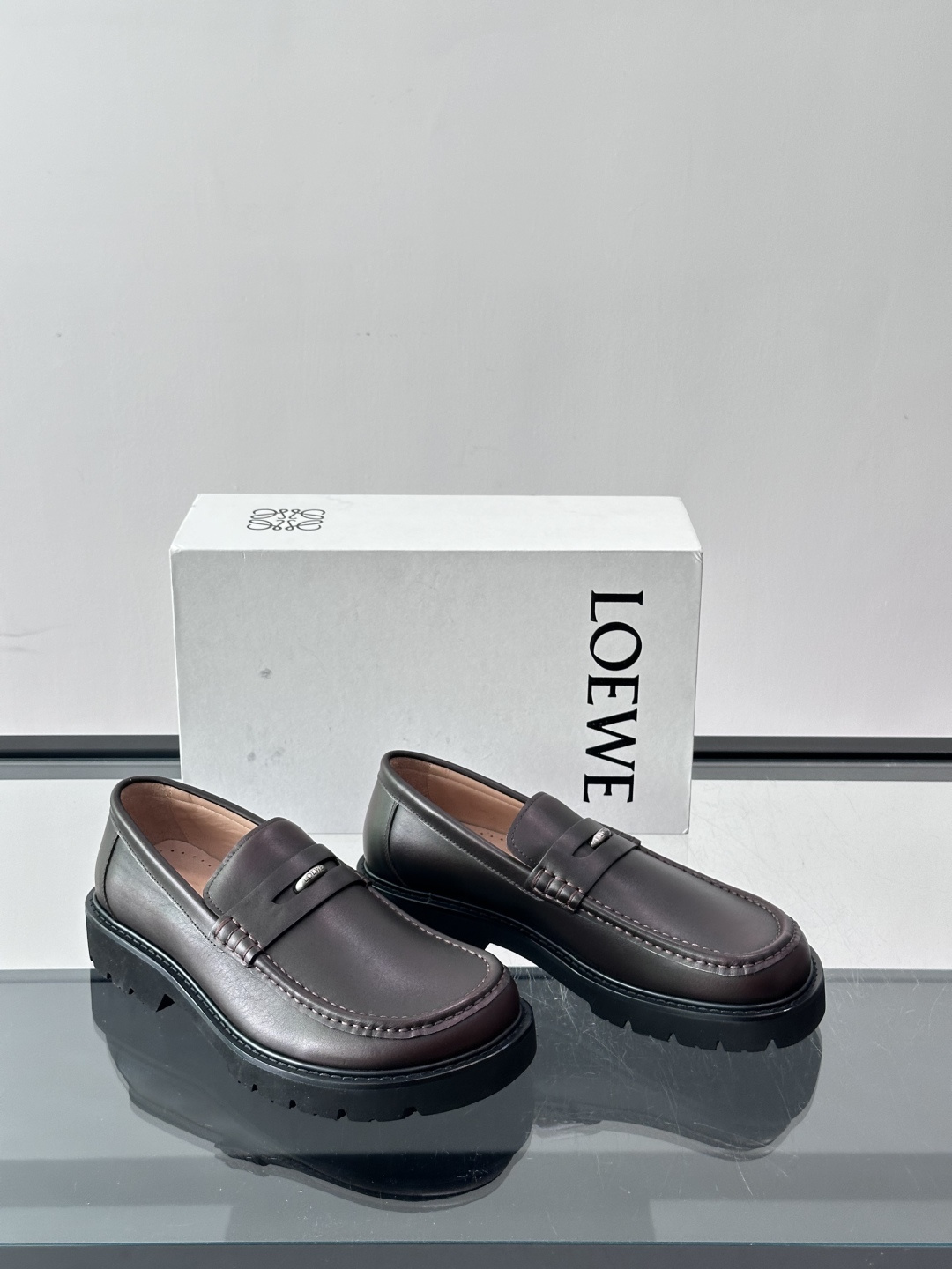 LOEWE男士厚底乐福鞋。采用头层牛皮，质感细腻耐用，厚底设计增高又舒适，长时间穿也不累✨。一脚蹬款式超