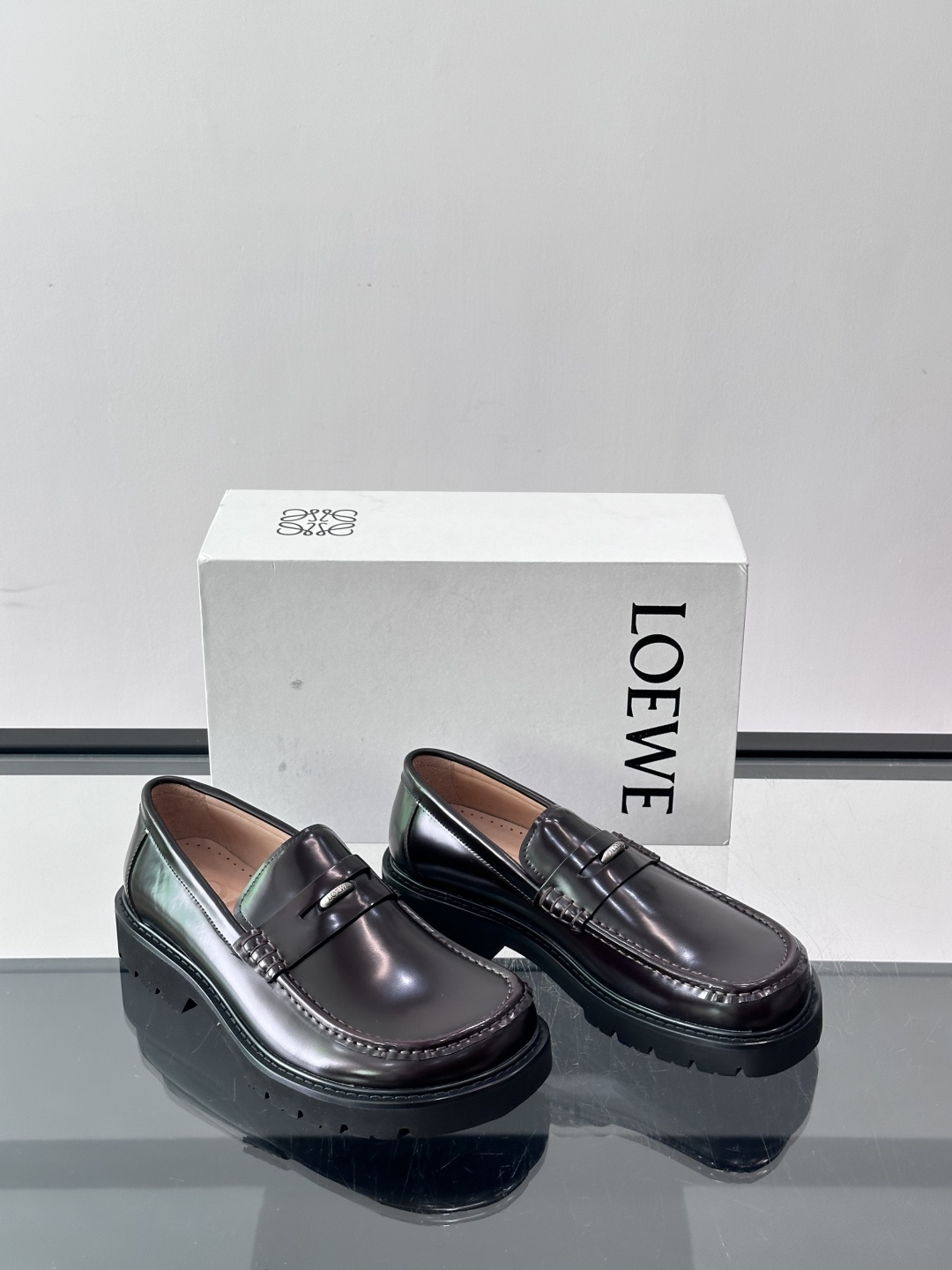 LOEWE男士厚底乐福鞋。采用头层牛皮，质感细腻耐用，厚底设计增高又舒适，长时间穿也不累✨。一脚蹬款式超