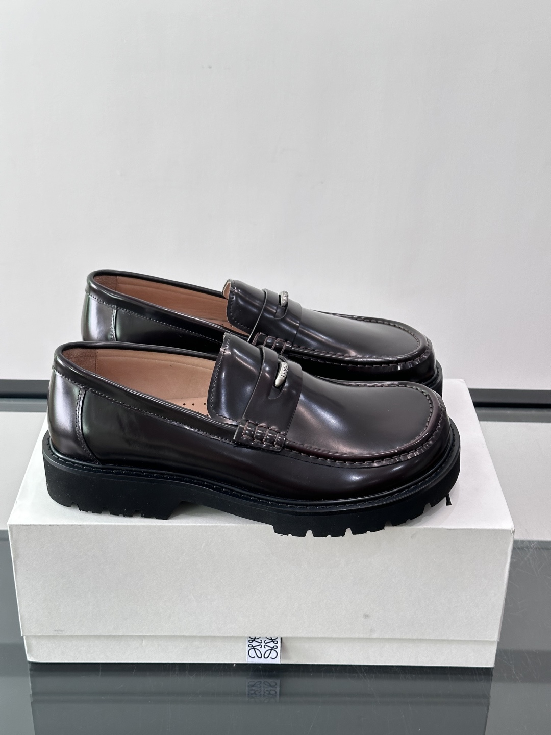 LOEWE男士厚底乐福鞋。采用头层牛皮，质感细腻耐用，厚底设计增高又舒适，长时间穿也不累✨。一脚蹬款式超
