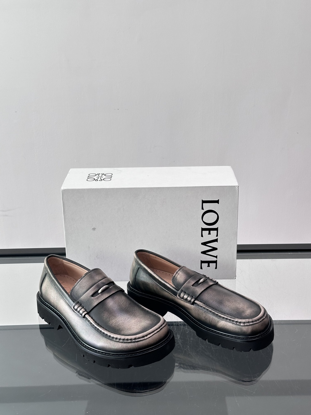 LOEWE男士厚底乐福鞋。采用头层牛皮，质感细腻耐用，厚底设计增高又舒适，长时间穿也不累✨。一脚蹬款式超
