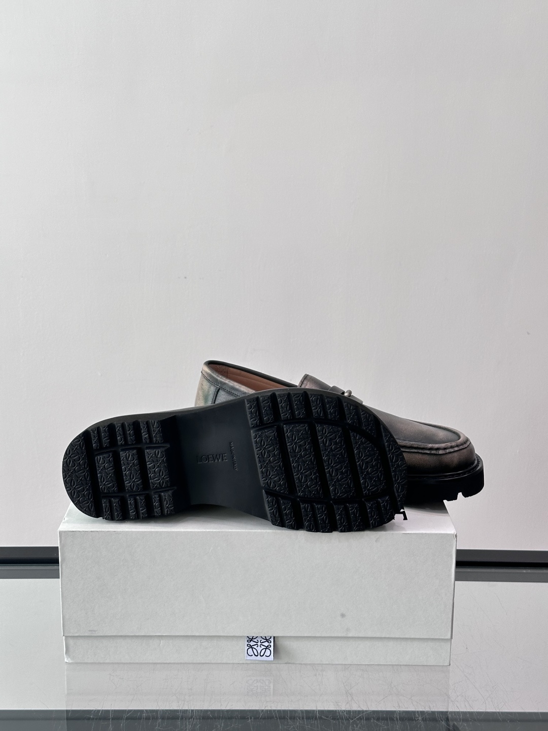 LOEWE男士厚底乐福鞋。采用头层牛皮，质感细腻耐用，厚底设计增高又舒适，长时间穿也不累✨。一脚蹬款式超