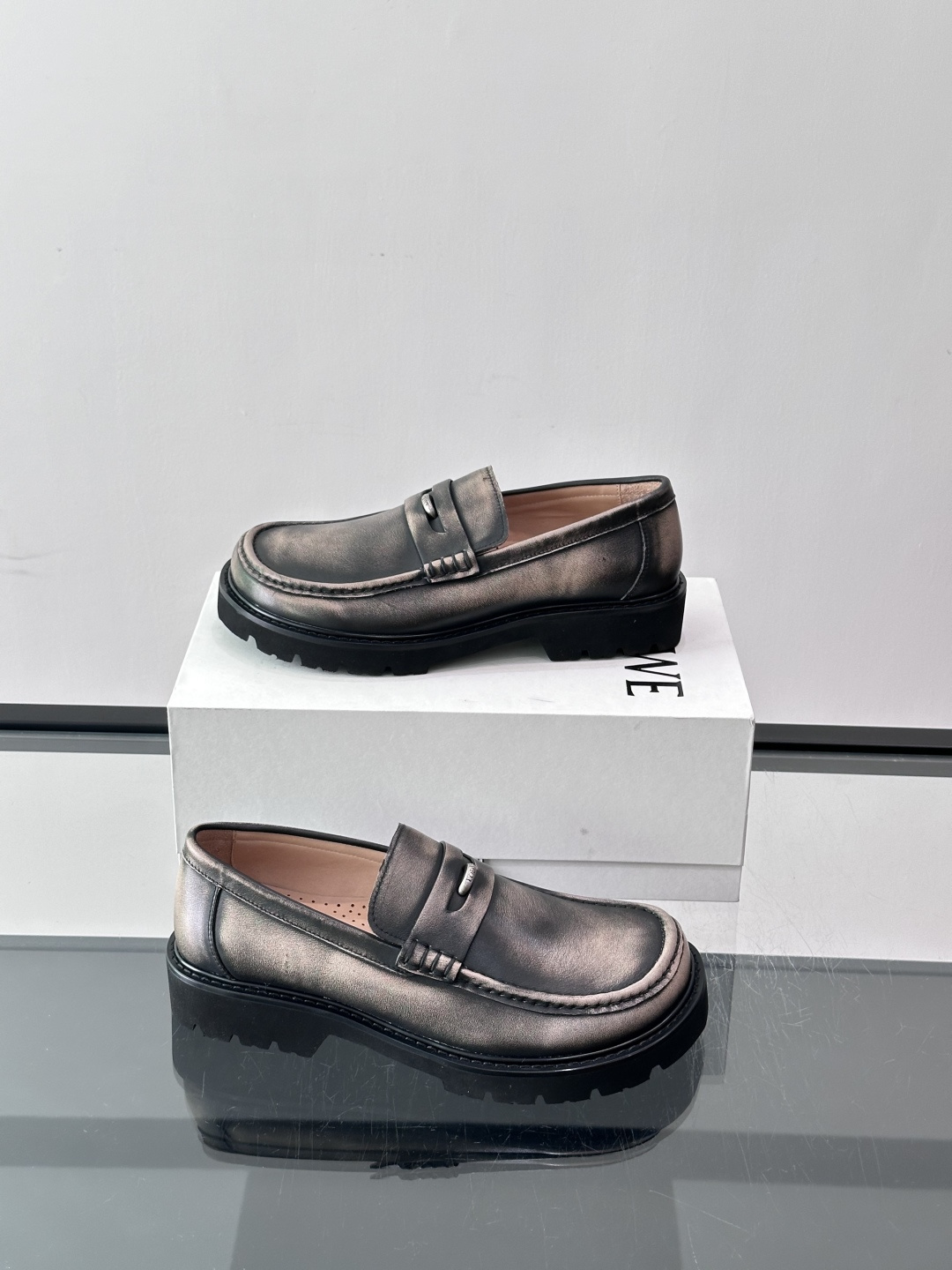 LOEWE男士厚底乐福鞋。采用头层牛皮，质感细腻耐用，厚底设计增高又舒适，长时间穿也不累✨。一脚蹬款式超
