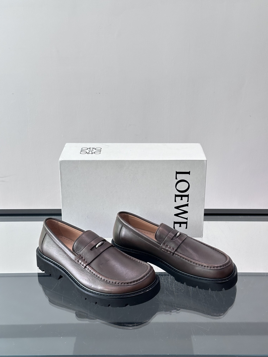 LOEWE男士厚底乐福鞋。采用头层牛皮，质感细腻耐用，厚底设计增高又舒适，长时间穿也不累✨。一脚蹬款式超