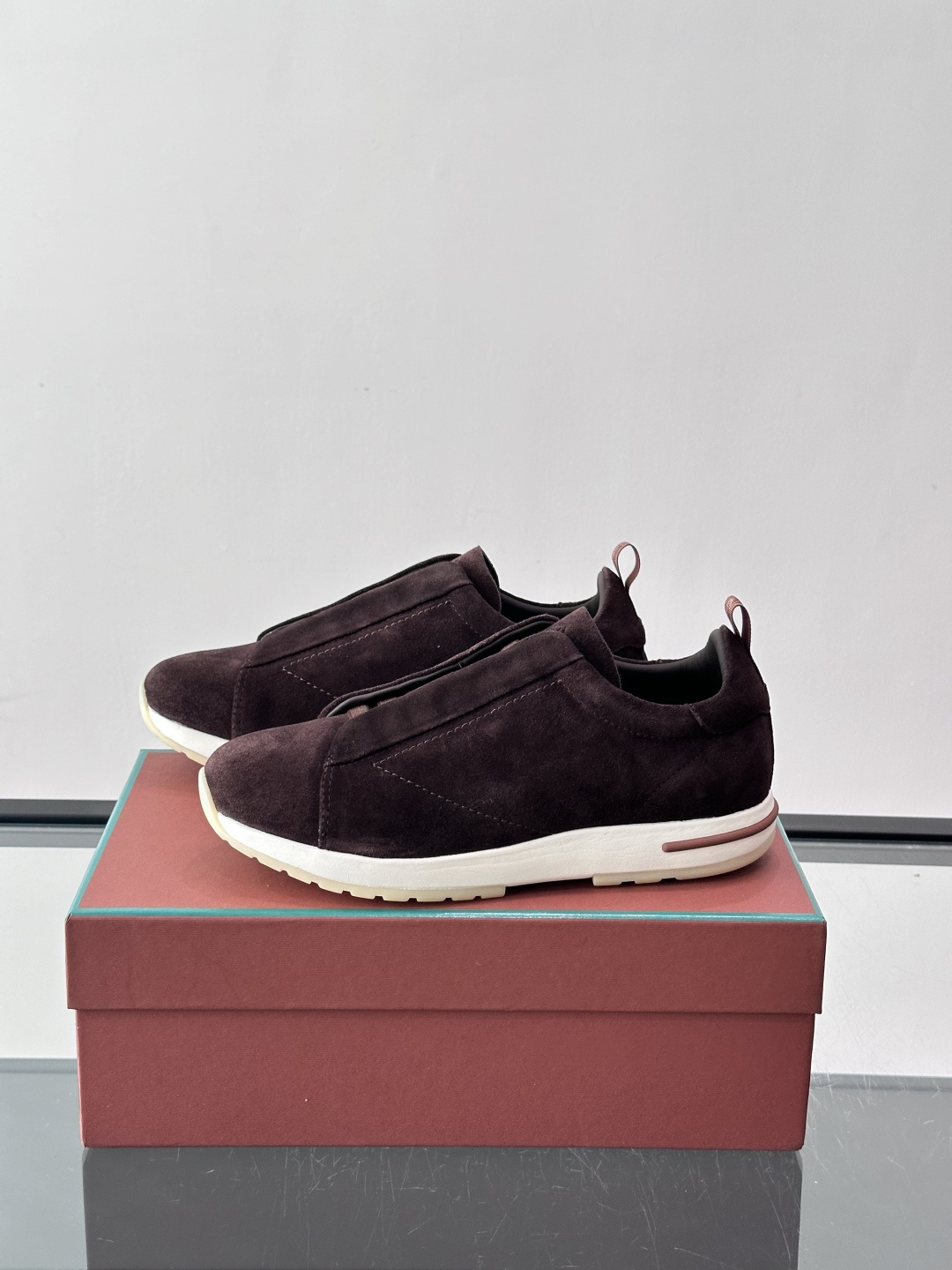 👟Loro Piana Summer Walk系列麂皮运动鞋，深棕色调，绒面革材质柔软舒适，轻质橡胶鞋底