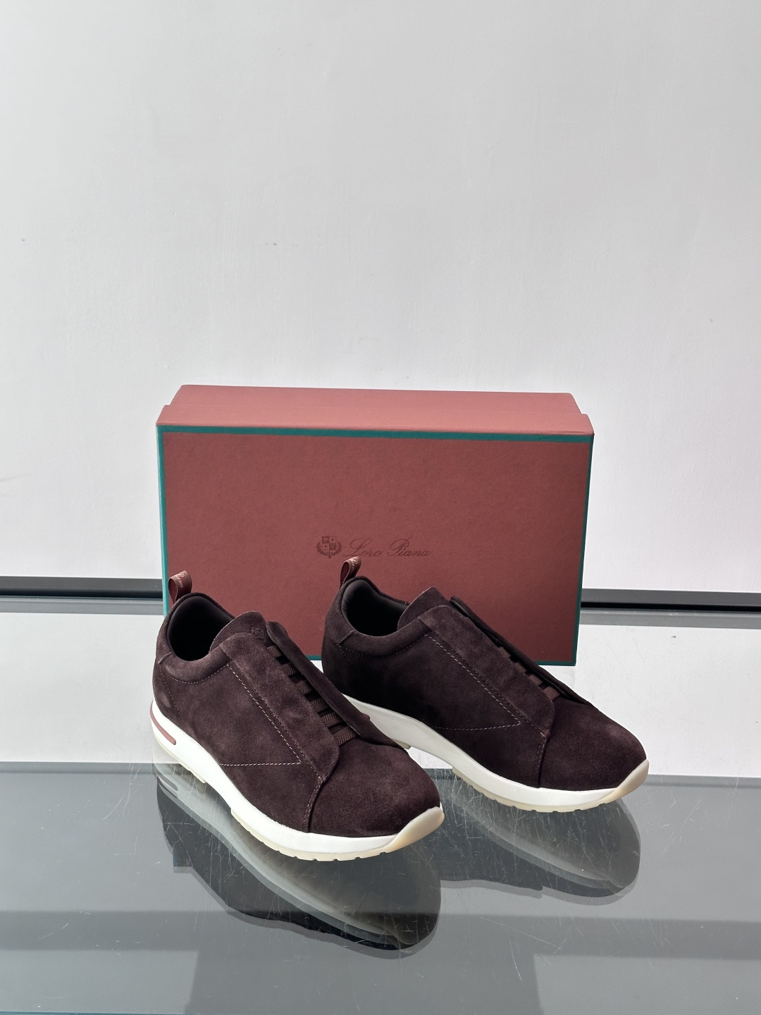 👟Loro Piana Summer Walk系列麂皮运动鞋，深棕色调，绒面革材质柔软舒适，轻质橡胶鞋底