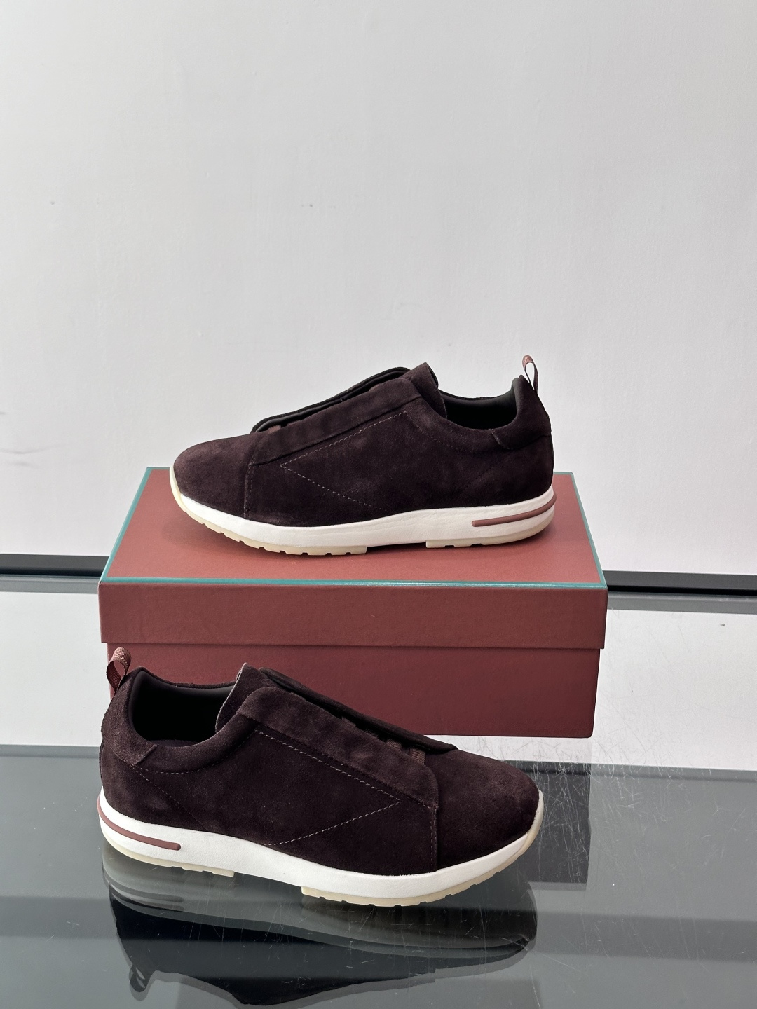 👟Loro Piana Summer Walk系列麂皮运动鞋，深棕色调，绒面革材质柔软舒适，轻质橡胶鞋底