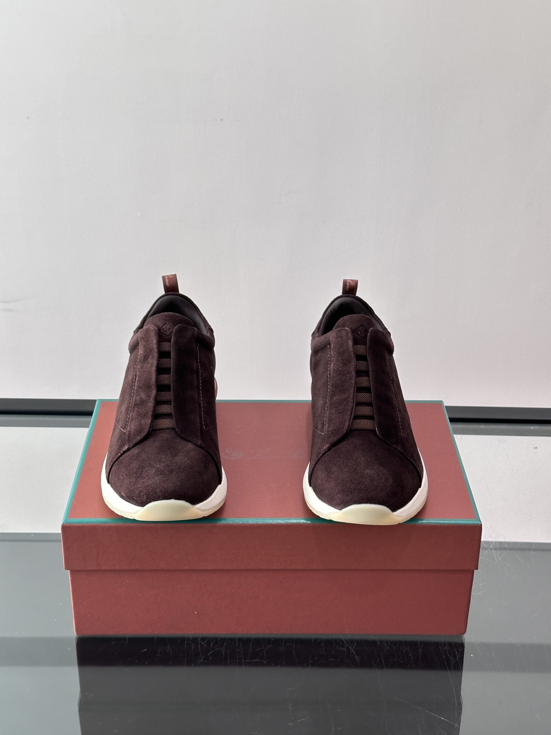👟Loro Piana Summer Walk系列麂皮运动鞋，深棕色调，绒面革材质柔软舒适，轻质橡胶鞋底