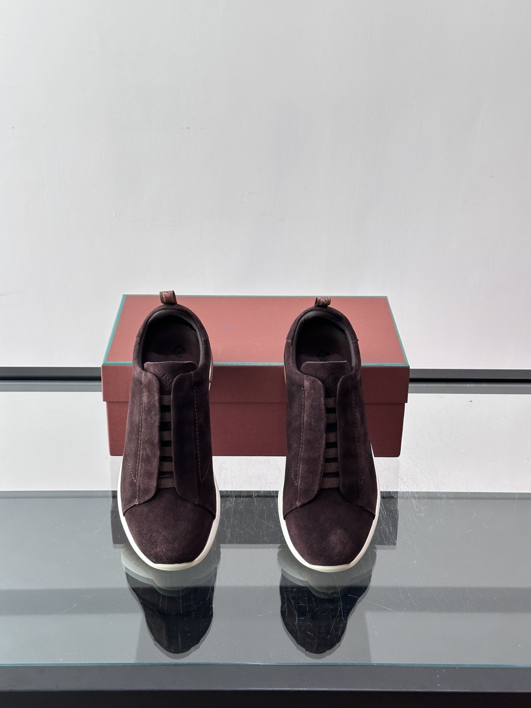 👟Loro Piana Summer Walk系列麂皮运动鞋，深棕色调，绒面革材质柔软舒适，轻质橡胶鞋底