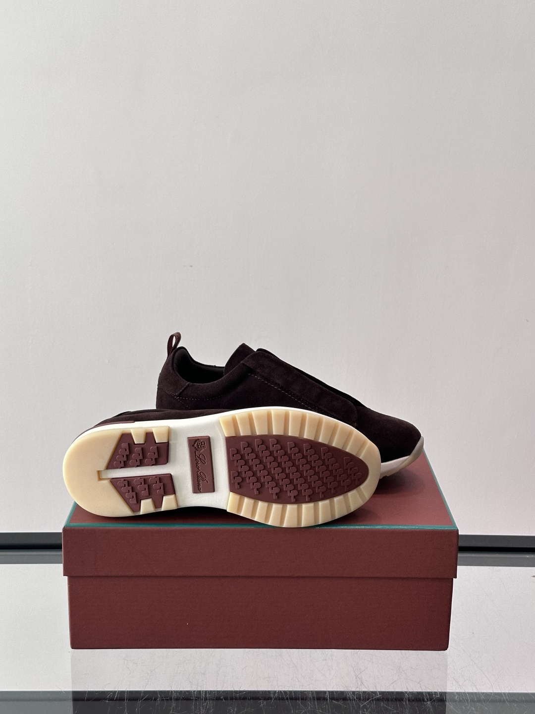 👟Loro Piana Summer Walk系列麂皮运动鞋，深棕色调，绒面革材质柔软舒适，轻质橡胶鞋底