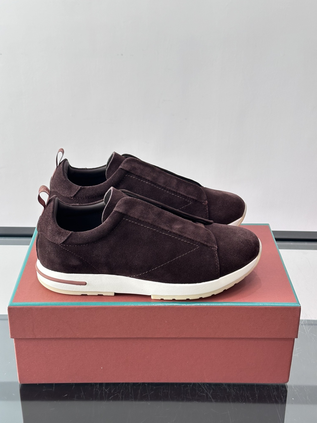 👟Loro Piana Summer Walk系列麂皮运动鞋，深棕色调，绒面革材质柔软舒适，轻质橡胶鞋底